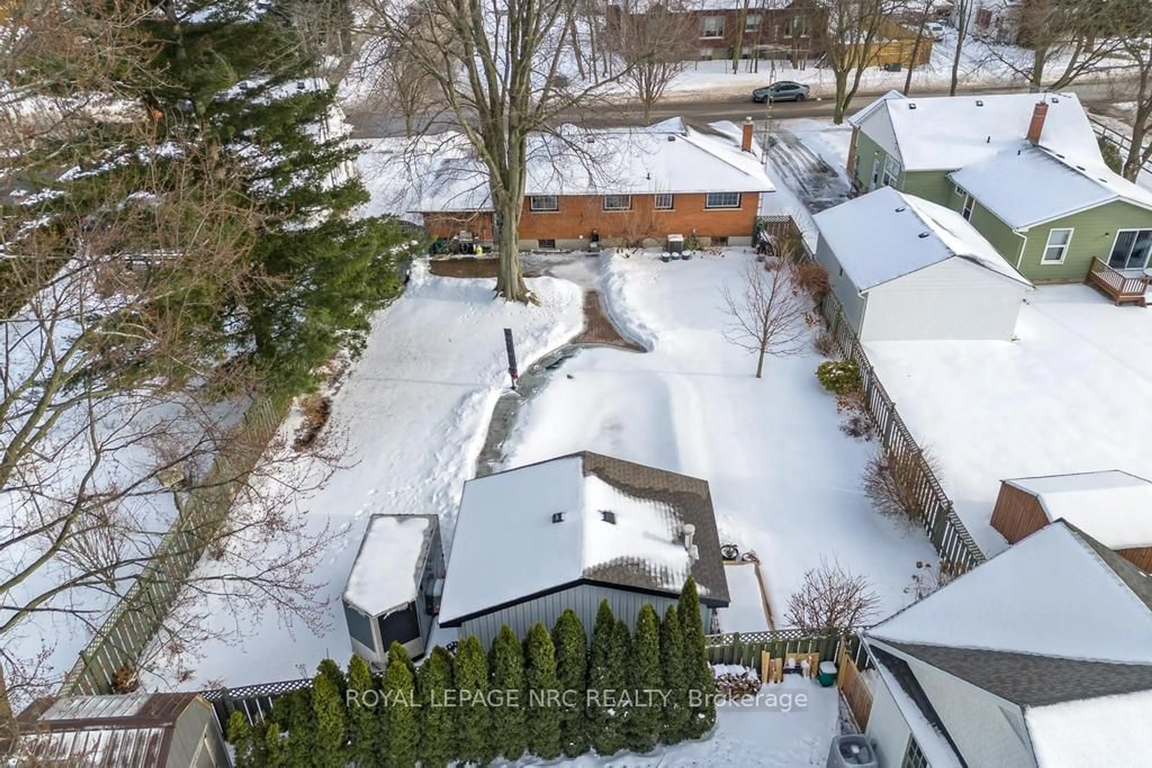 A pic from outside/outdoor area/front of a property/back of a property/a pic from drone, street for 763 Charlotte St, Niagara-on-the-Lake Ontario L0S 1J0