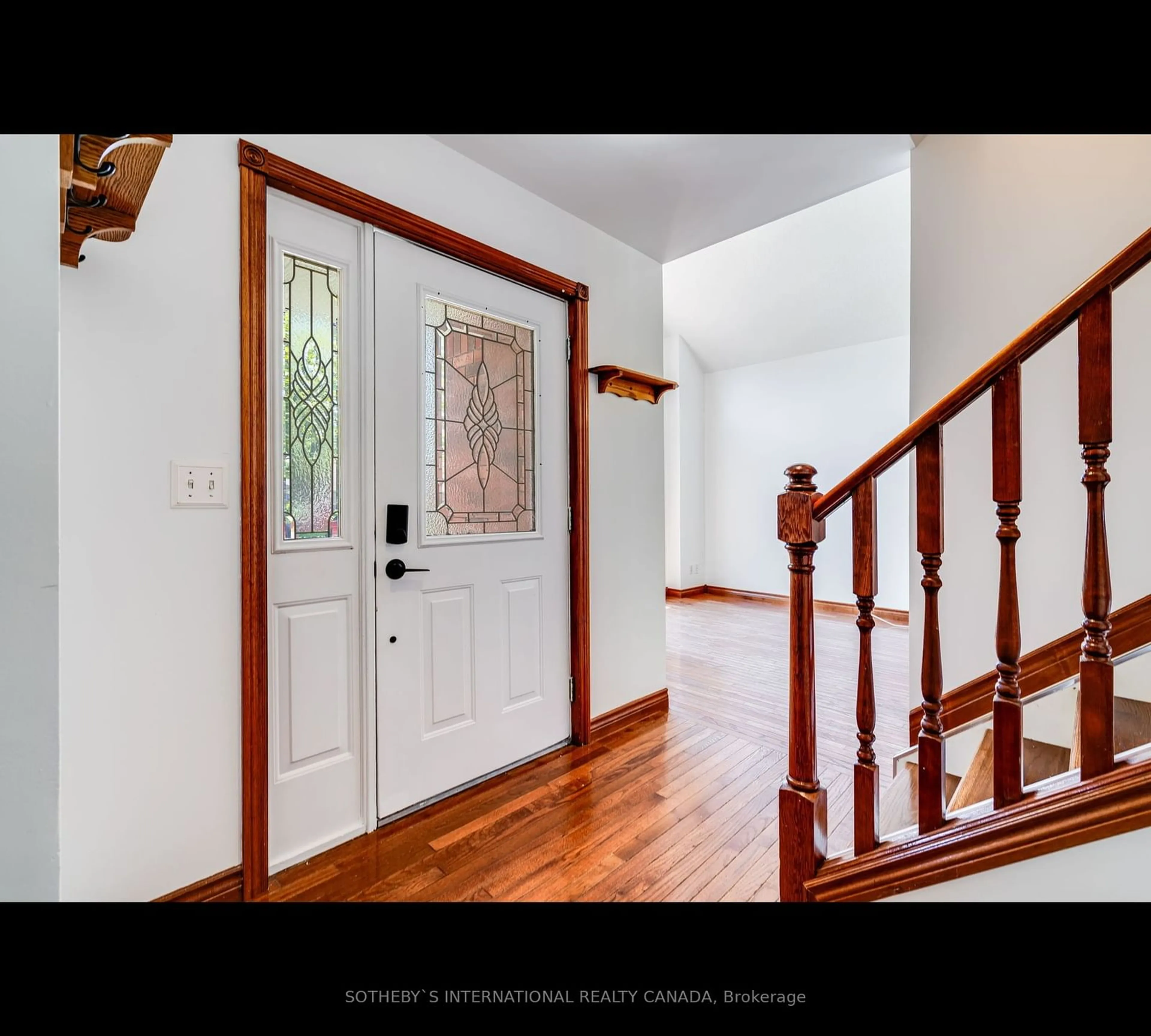 Indoor entryway for 43 Eastgrove Cres, Leamington Ontario N8H 5J7