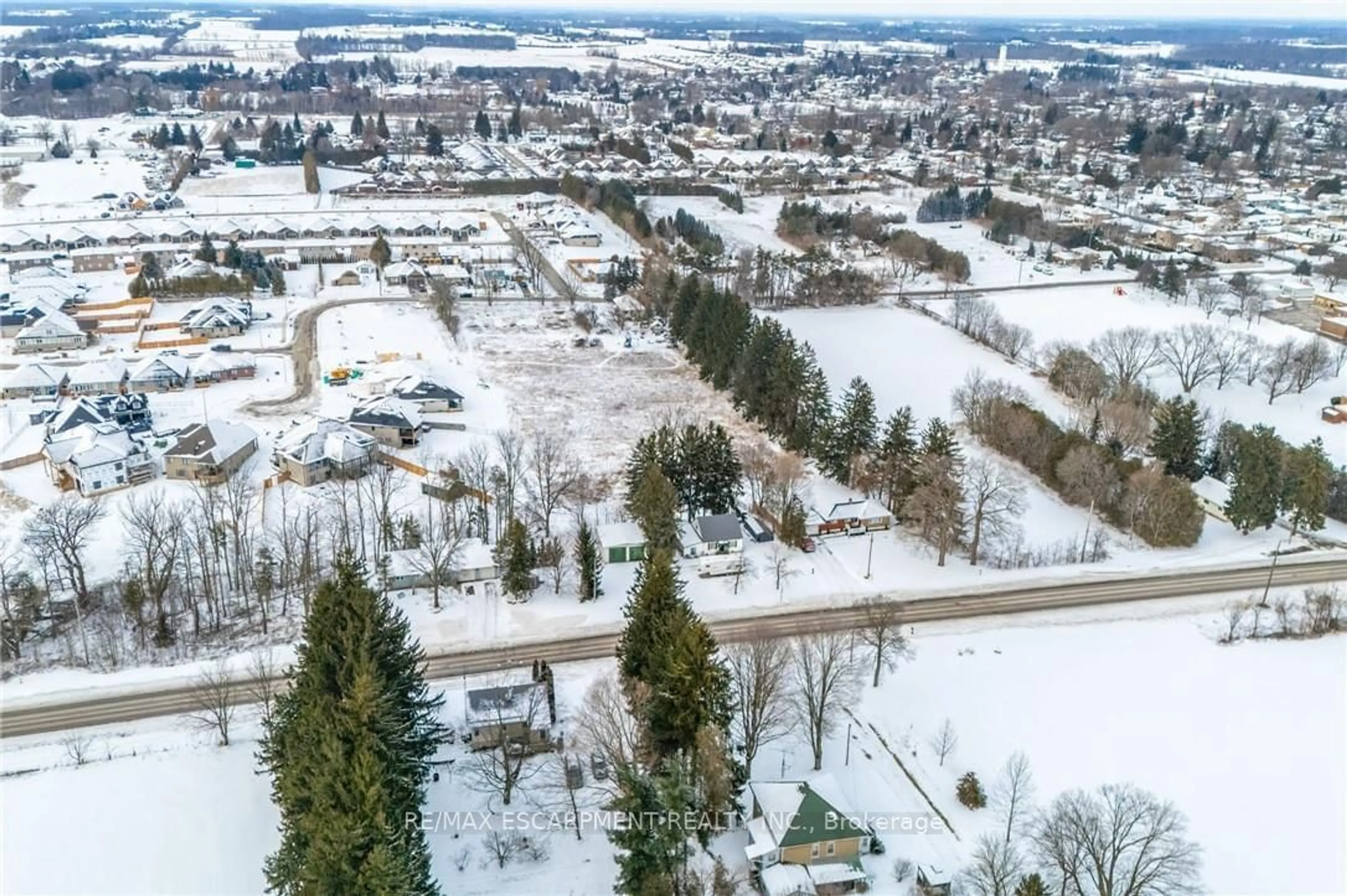 A pic from outside/outdoor area/front of a property/back of a property/a pic from drone, street for 211 THOMPSON Rd, Norfolk Ontario N0E 1Y0