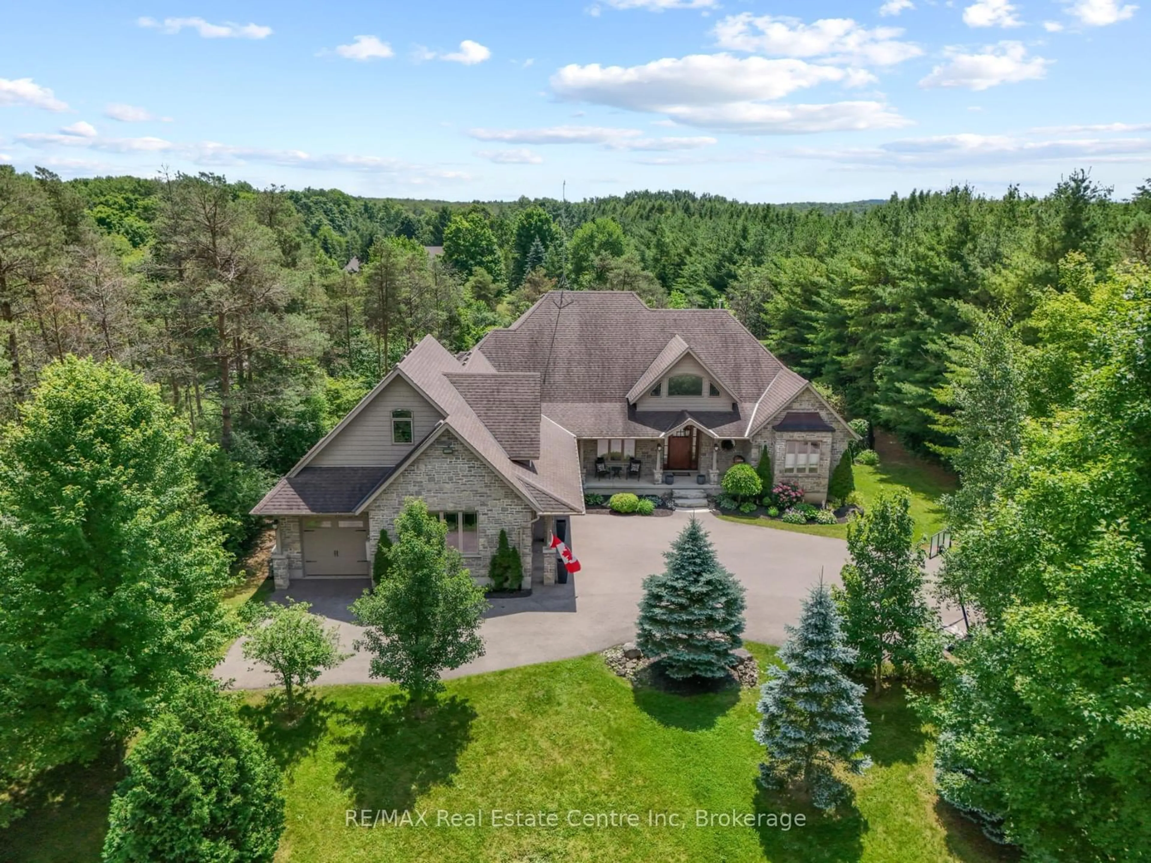 A pic from outside/outdoor area/front of a property/back of a property/a pic from drone, unknown for 209 HUME Rd, Puslinch Ontario N0B 2J0