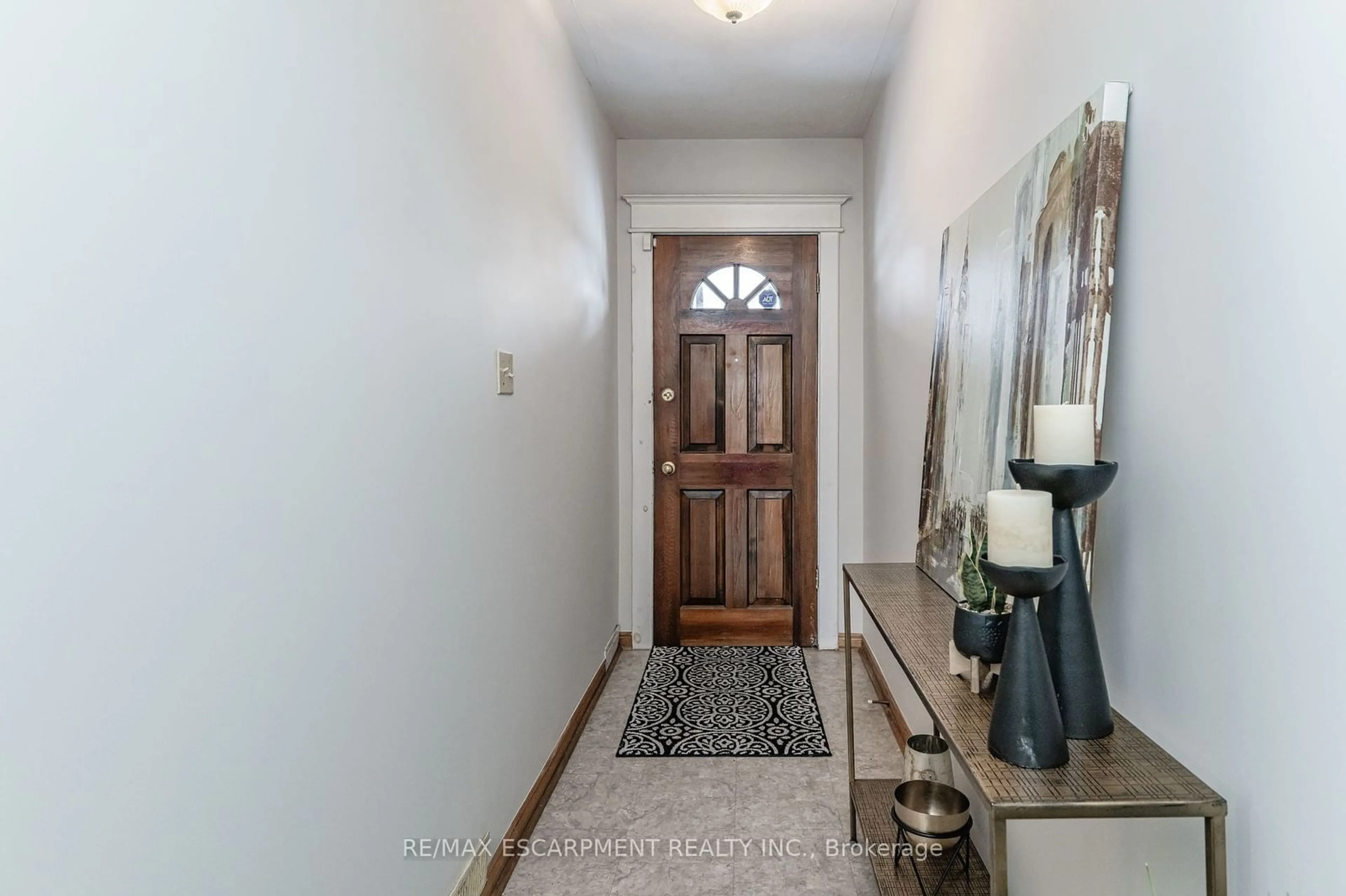 Indoor entryway for 89 Belview Ave, Hamilton Ontario L8L 7K7