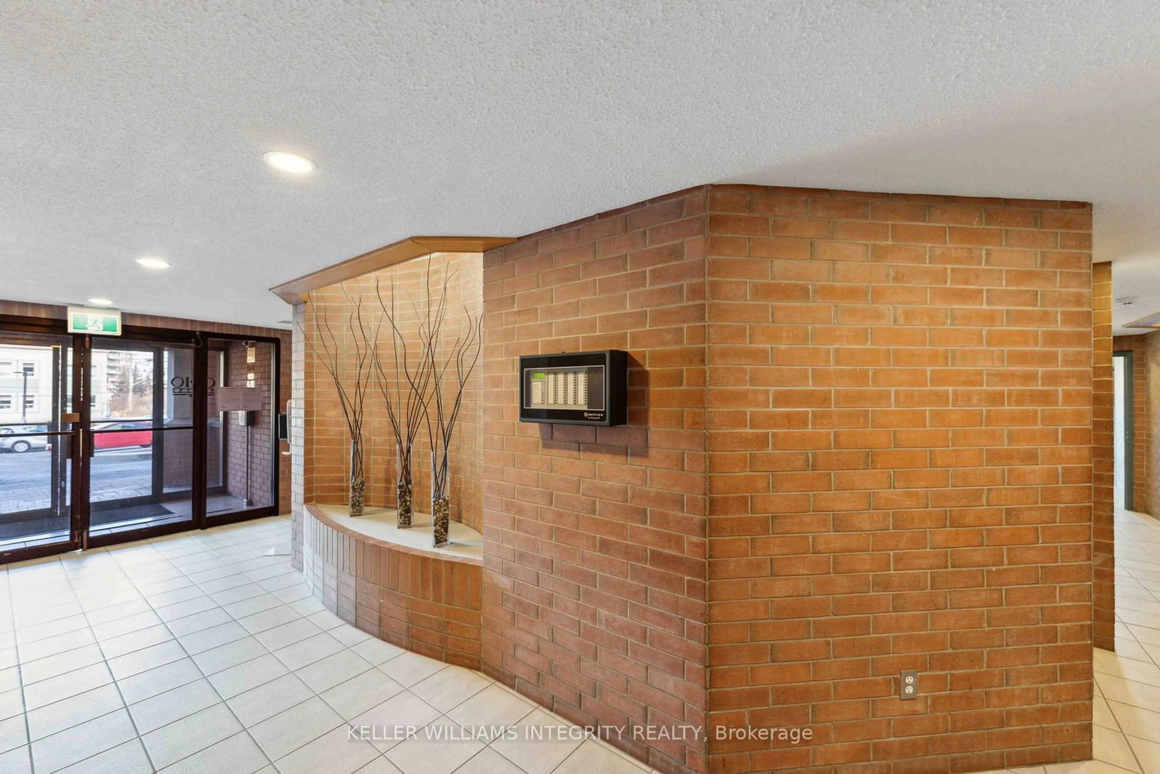 Indoor foyer for 1180 Ohio St #203, Billings Bridge - Riverside Park and Area Ontario K1H 8N5