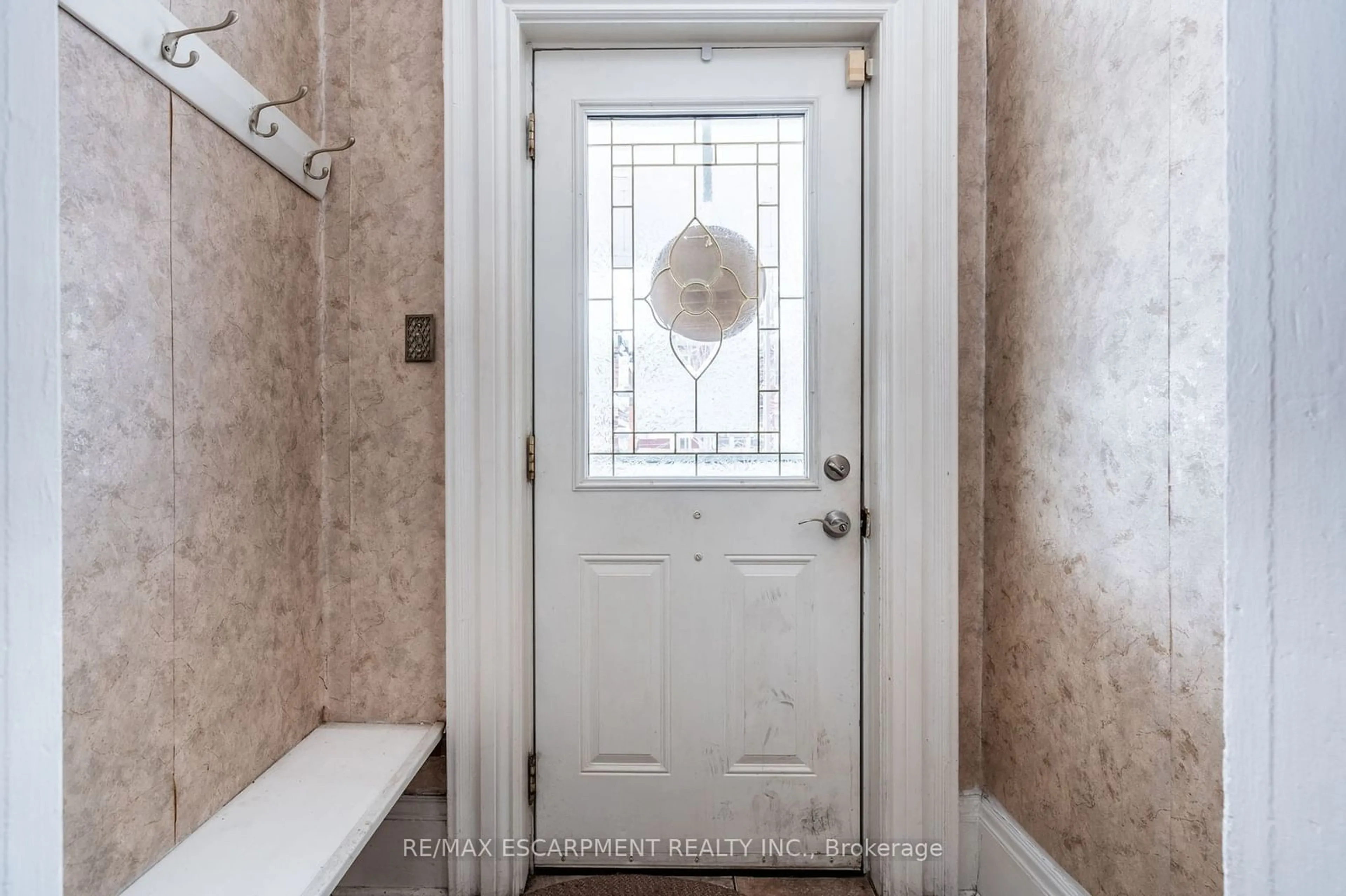 Indoor entryway for 18 Fairholt Rd, Hamilton Ontario L8M 2T1