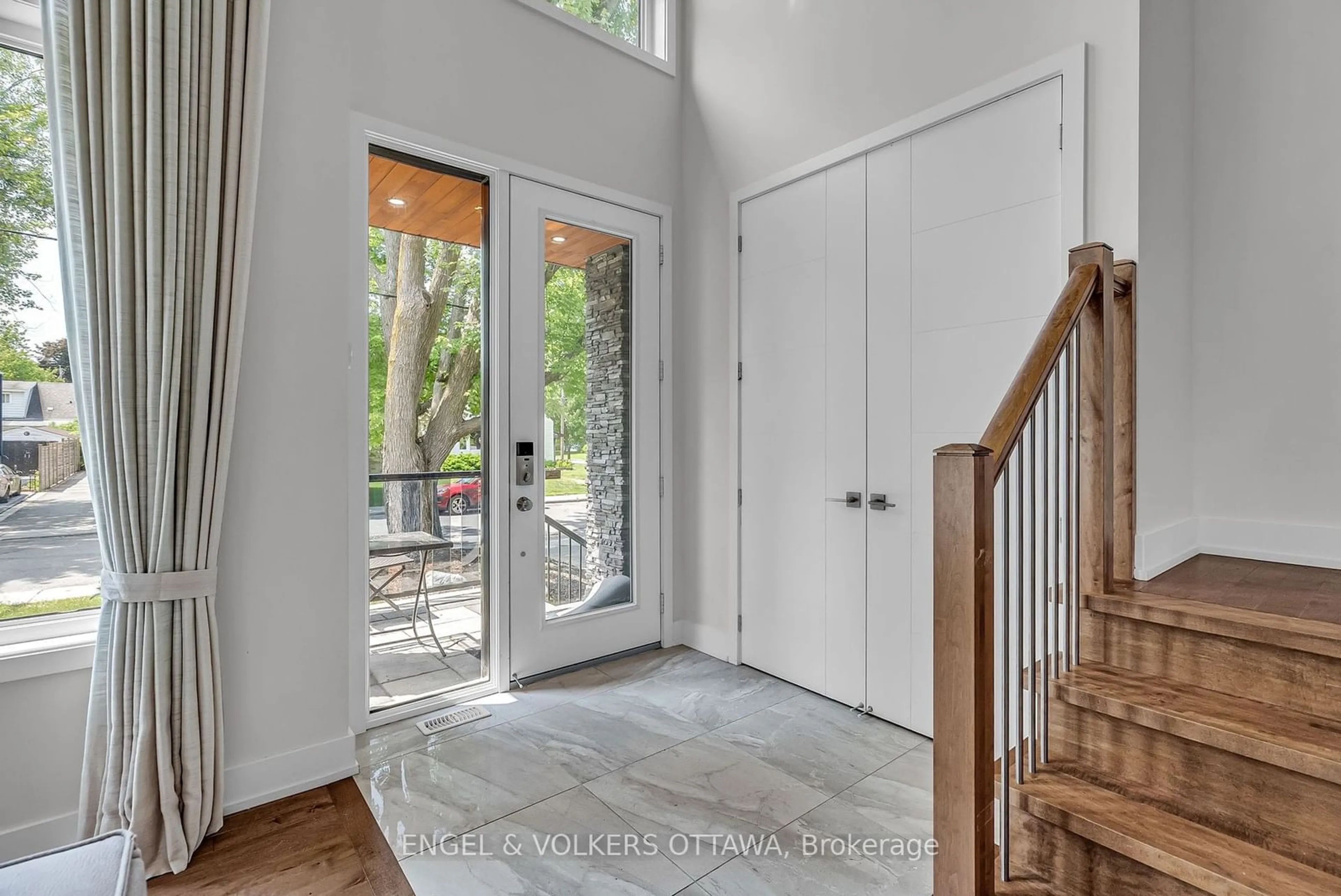 Indoor entryway for 231 Daniel Ave, Tunneys Pasture and Ottawa West Ontario K1Y 0C7