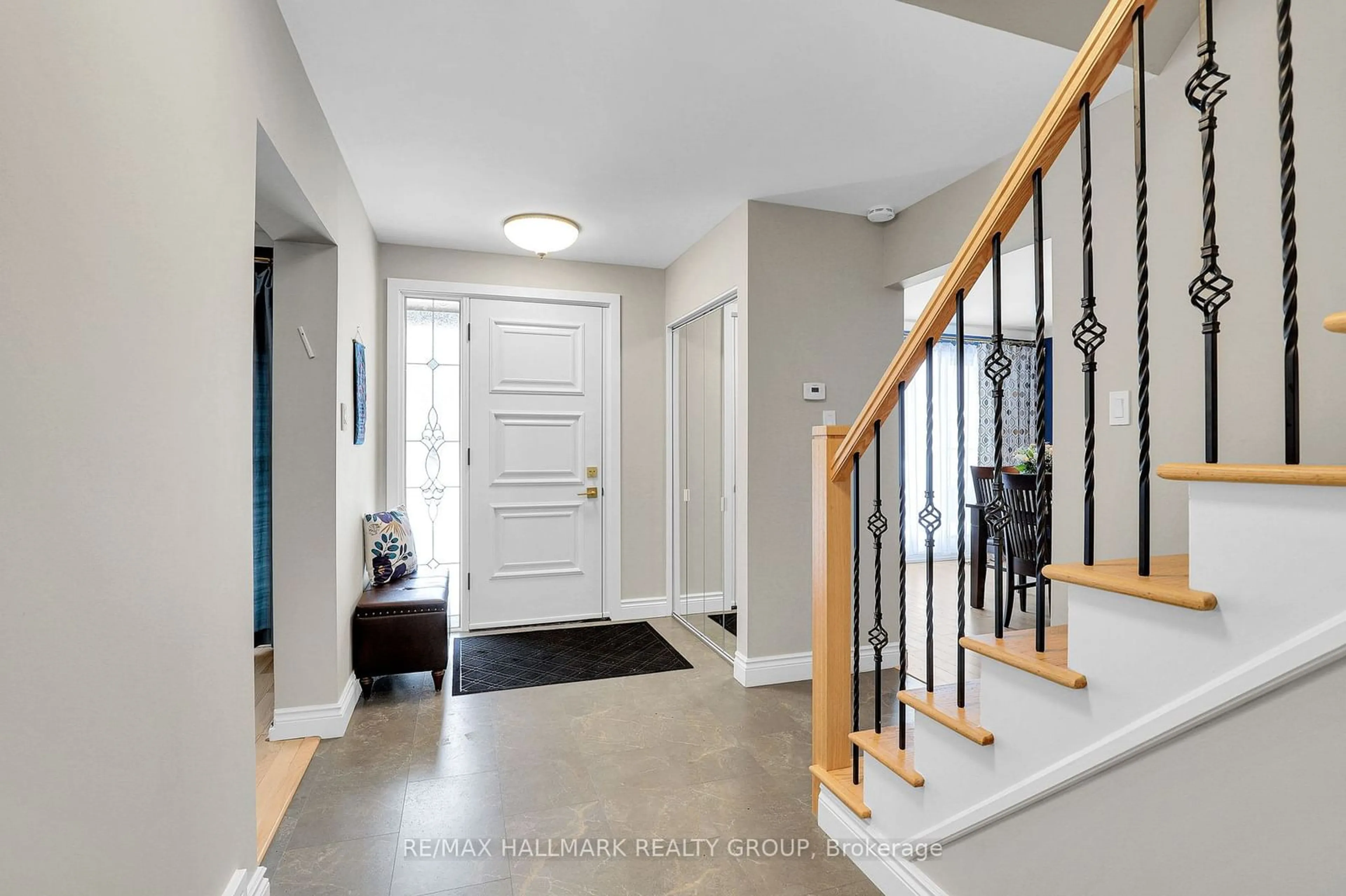 Indoor entryway for 1712 Playfair Dr, Alta Vista and Area Ontario K1H 5S6