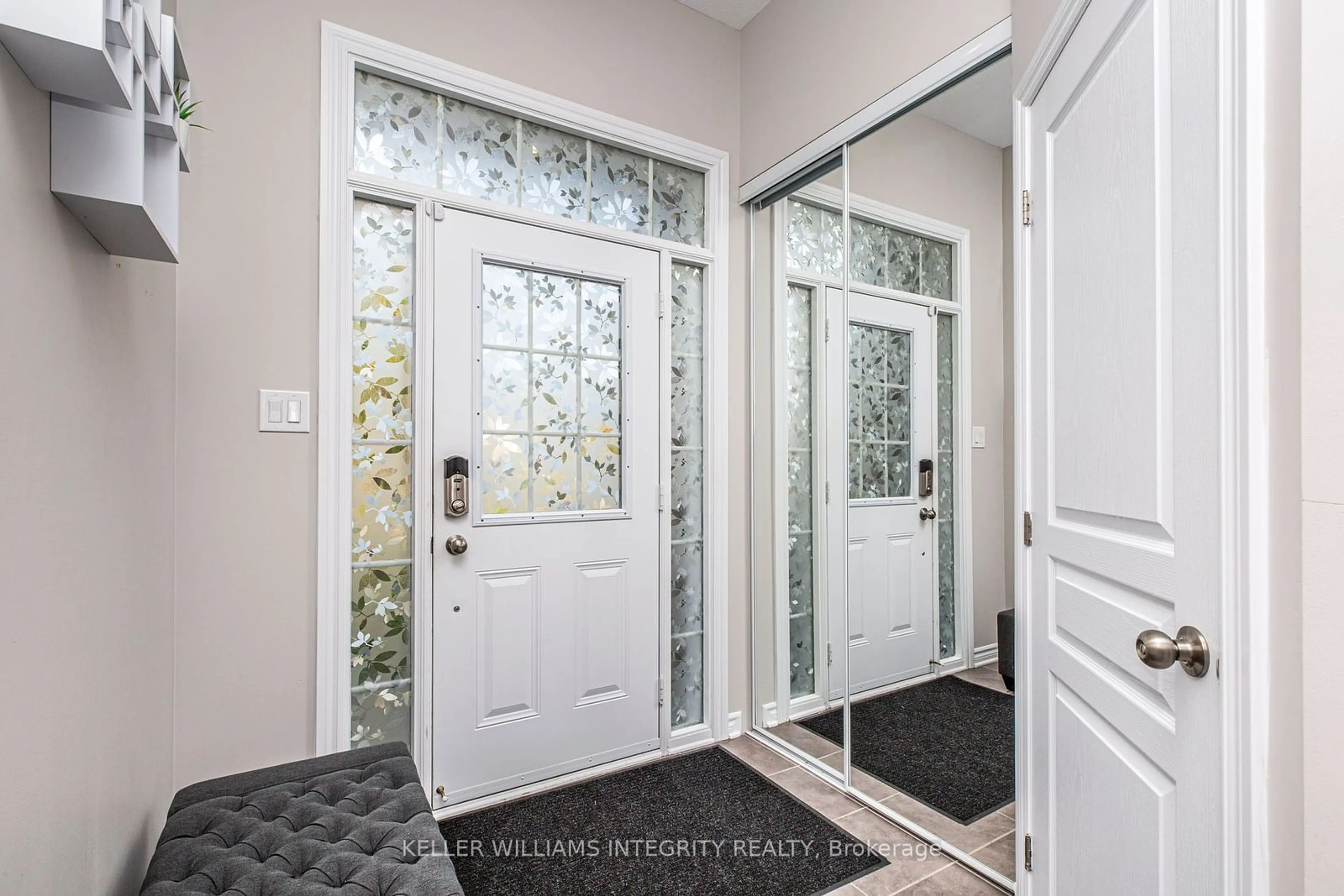 Indoor entryway for 358 Kingbrook Dr, Kanata Ontario K2M 0G2