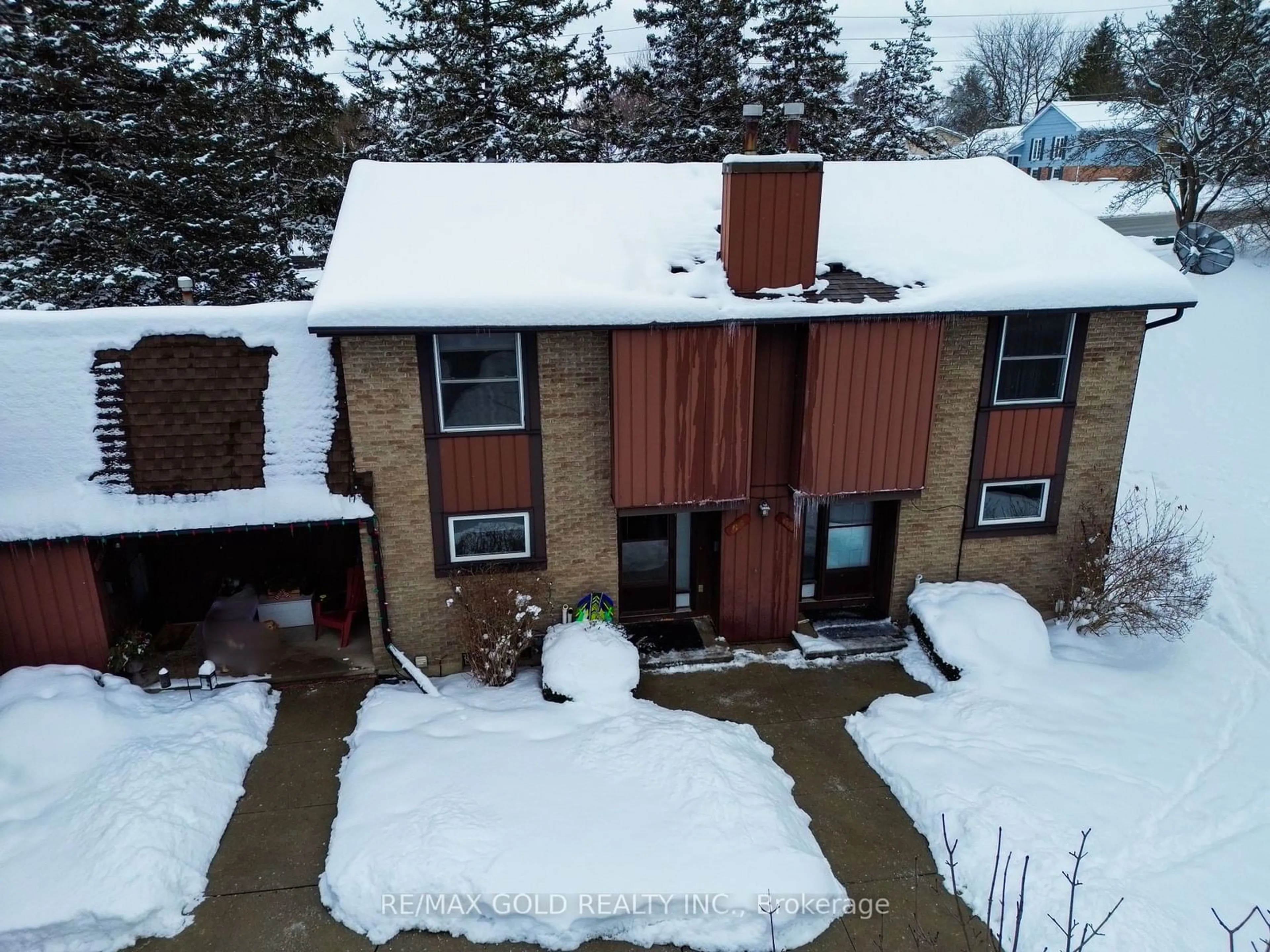 A pic from outside/outdoor area/front of a property/back of a property/a pic from drone, unknown for 539 Willow Rd #64, Guelph Ontario N1H 7G3