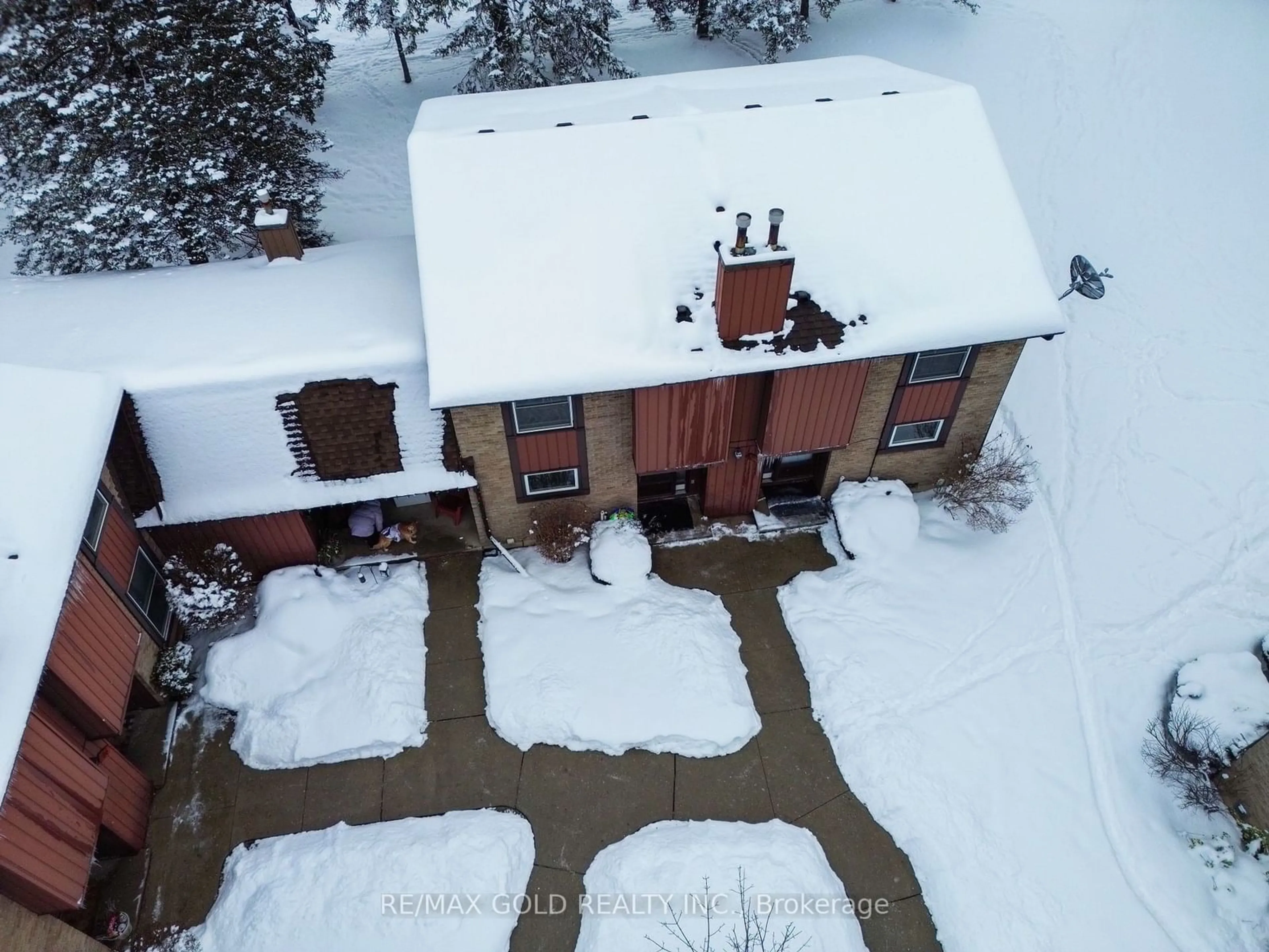 A pic from outside/outdoor area/front of a property/back of a property/a pic from drone, building for 539 Willow Rd #64, Guelph Ontario N1H 7G3