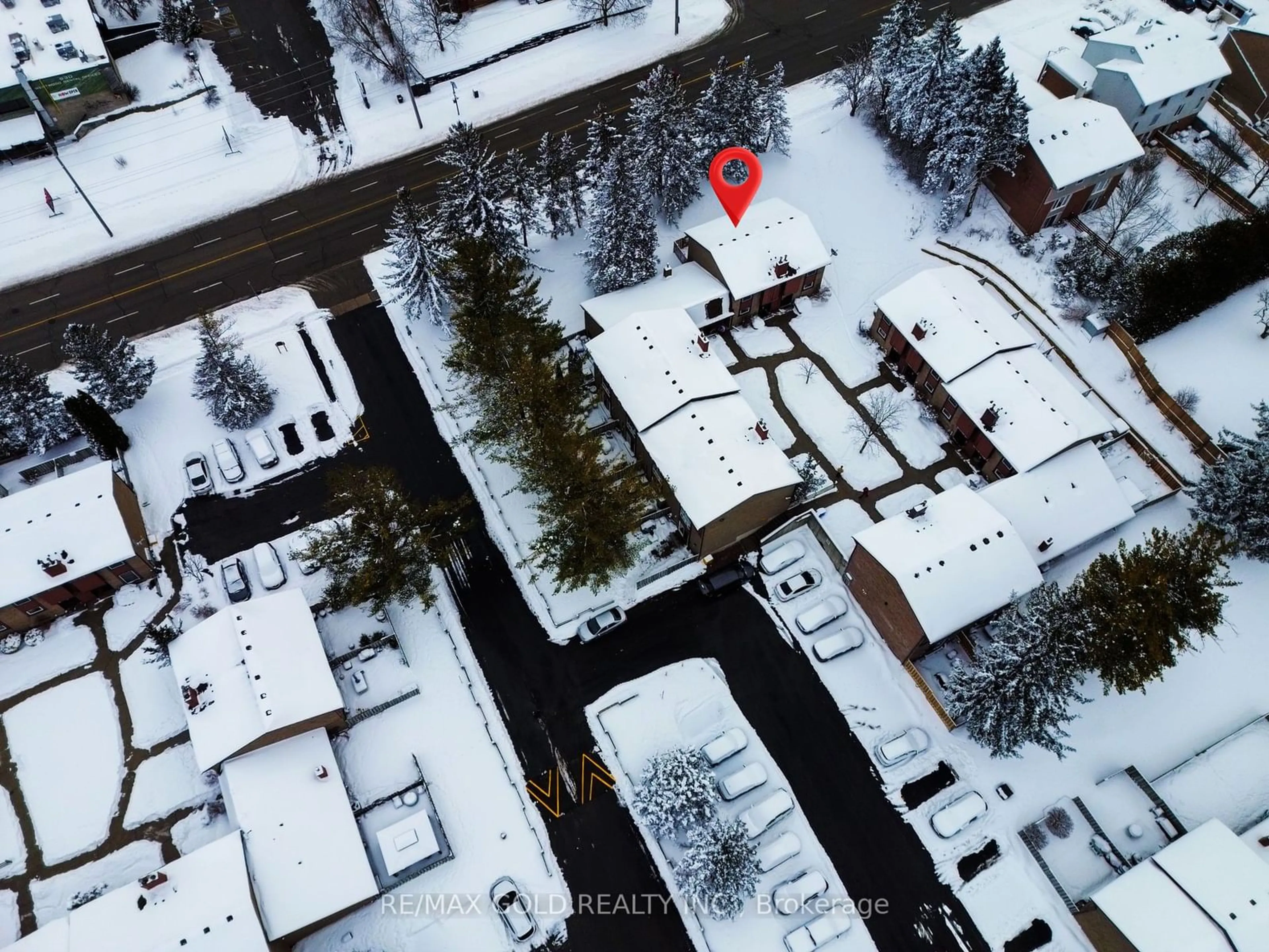 A pic from outside/outdoor area/front of a property/back of a property/a pic from drone, street for 539 Willow Rd #64, Guelph Ontario N1H 7G3