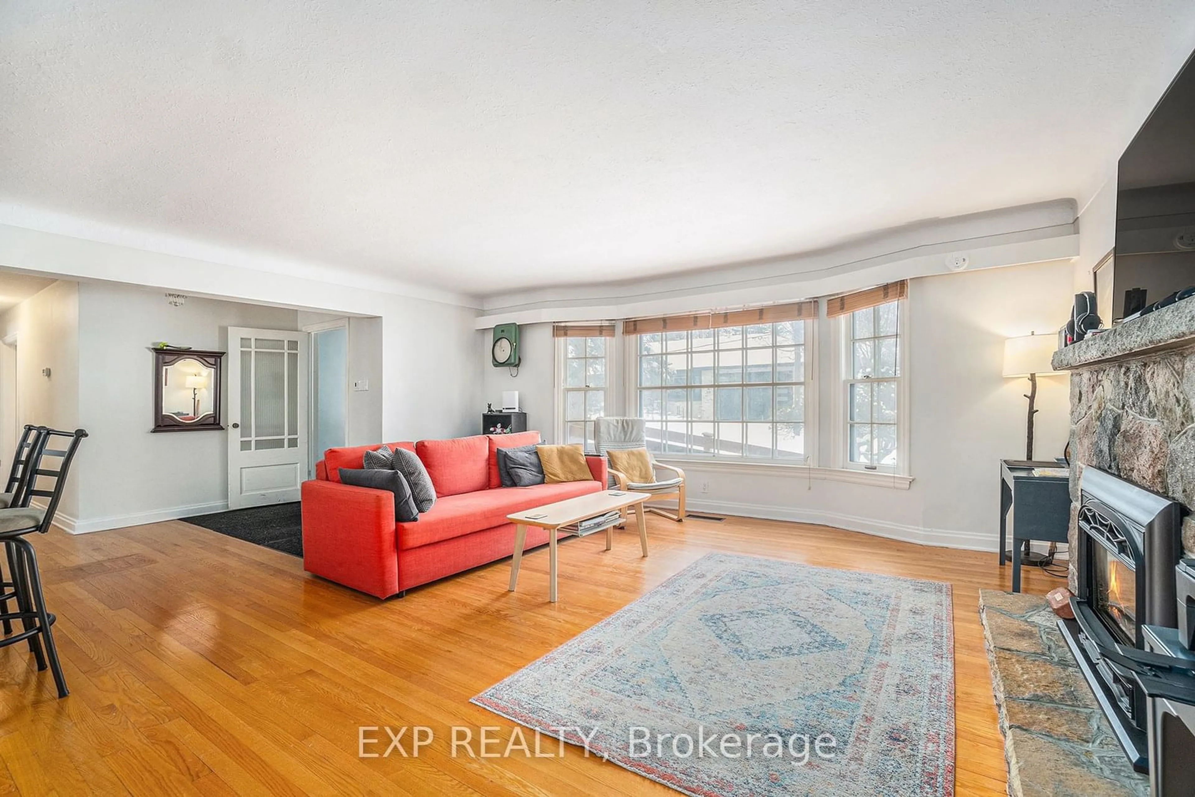 Living room with furniture, unknown for 100 Villa Cres, Mooneys Bay - Carleton Heights and Area Ontario K2C 0H6