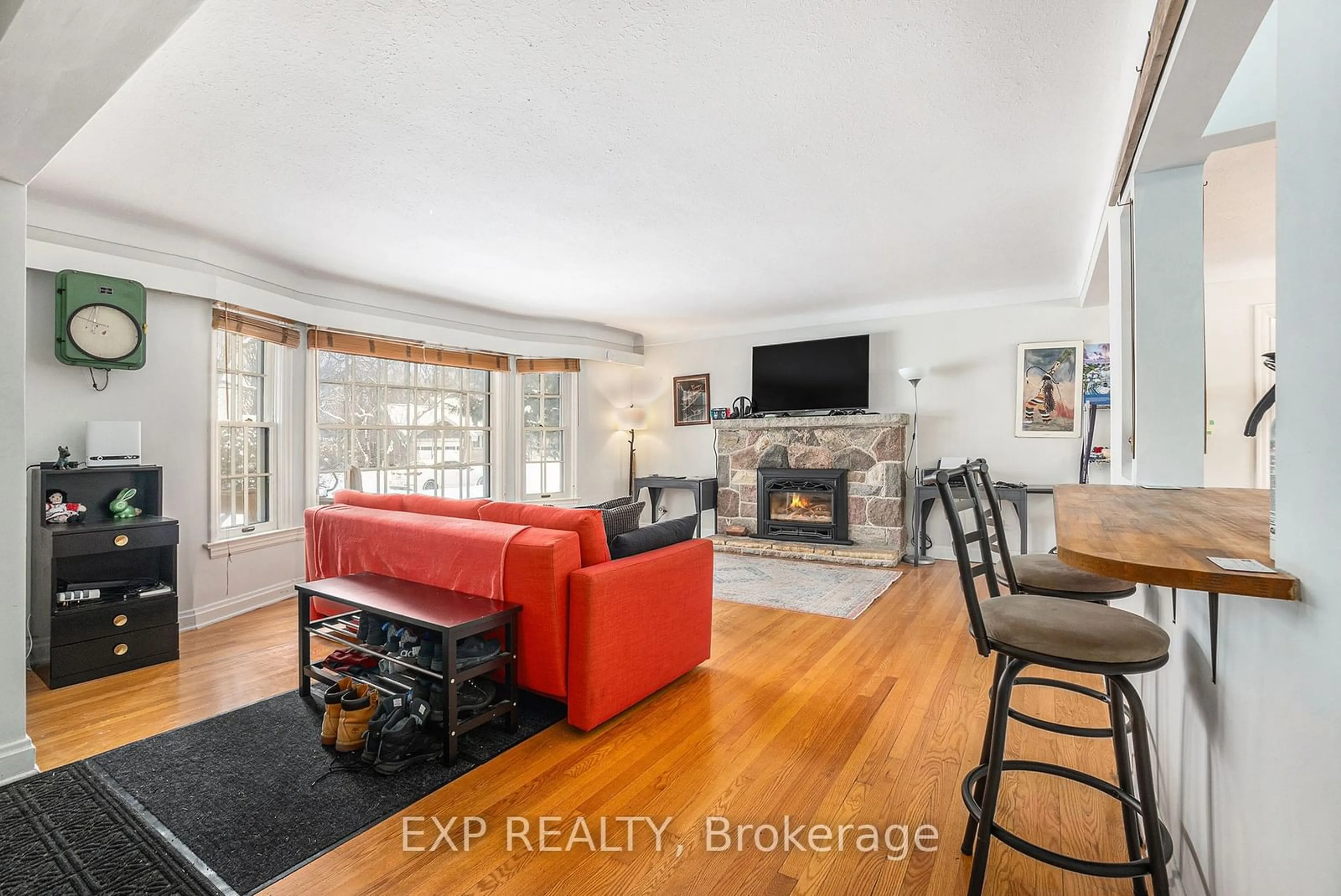 Living room with furniture, unknown for 100 Villa Cres, Mooneys Bay - Carleton Heights and Area Ontario K2C 0H6