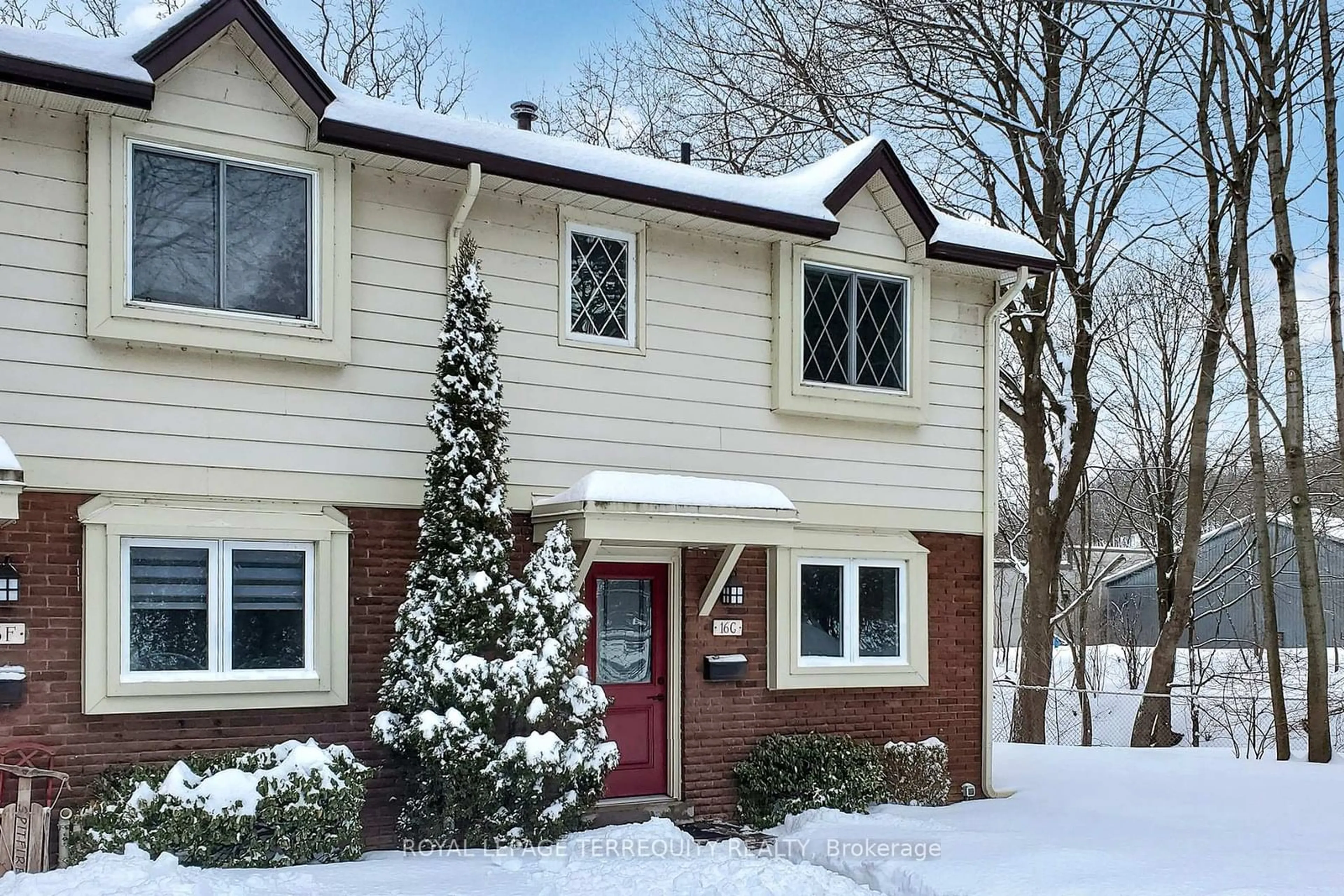 Home with vinyl exterior material, street for 16 Bond St #G, Hamilton Ontario L9H 3H1