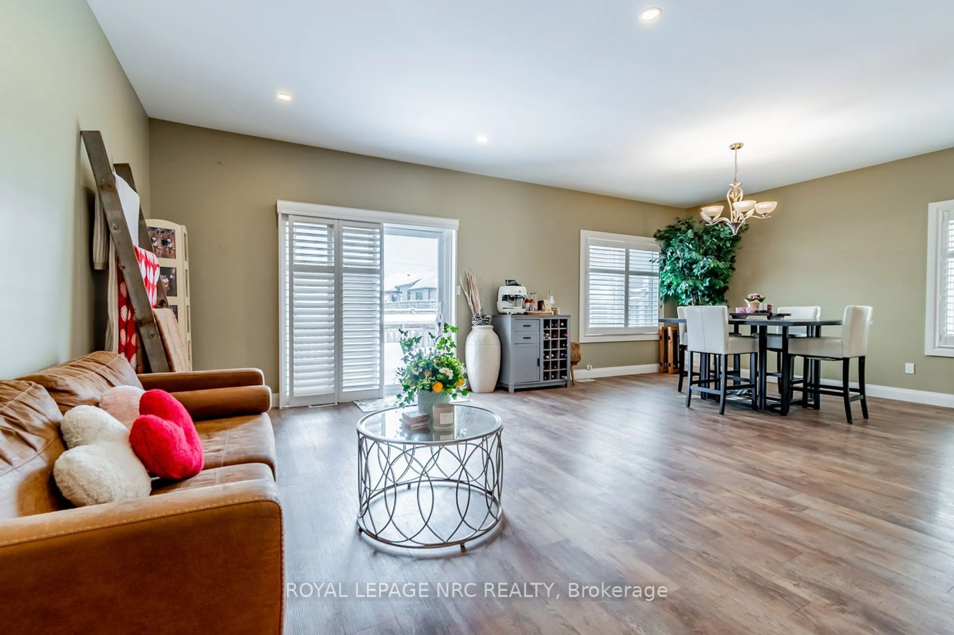 Living room with furniture, wood/laminate floor for 10 Richardson Crt, St. Catharines Ontario L2R 4R4