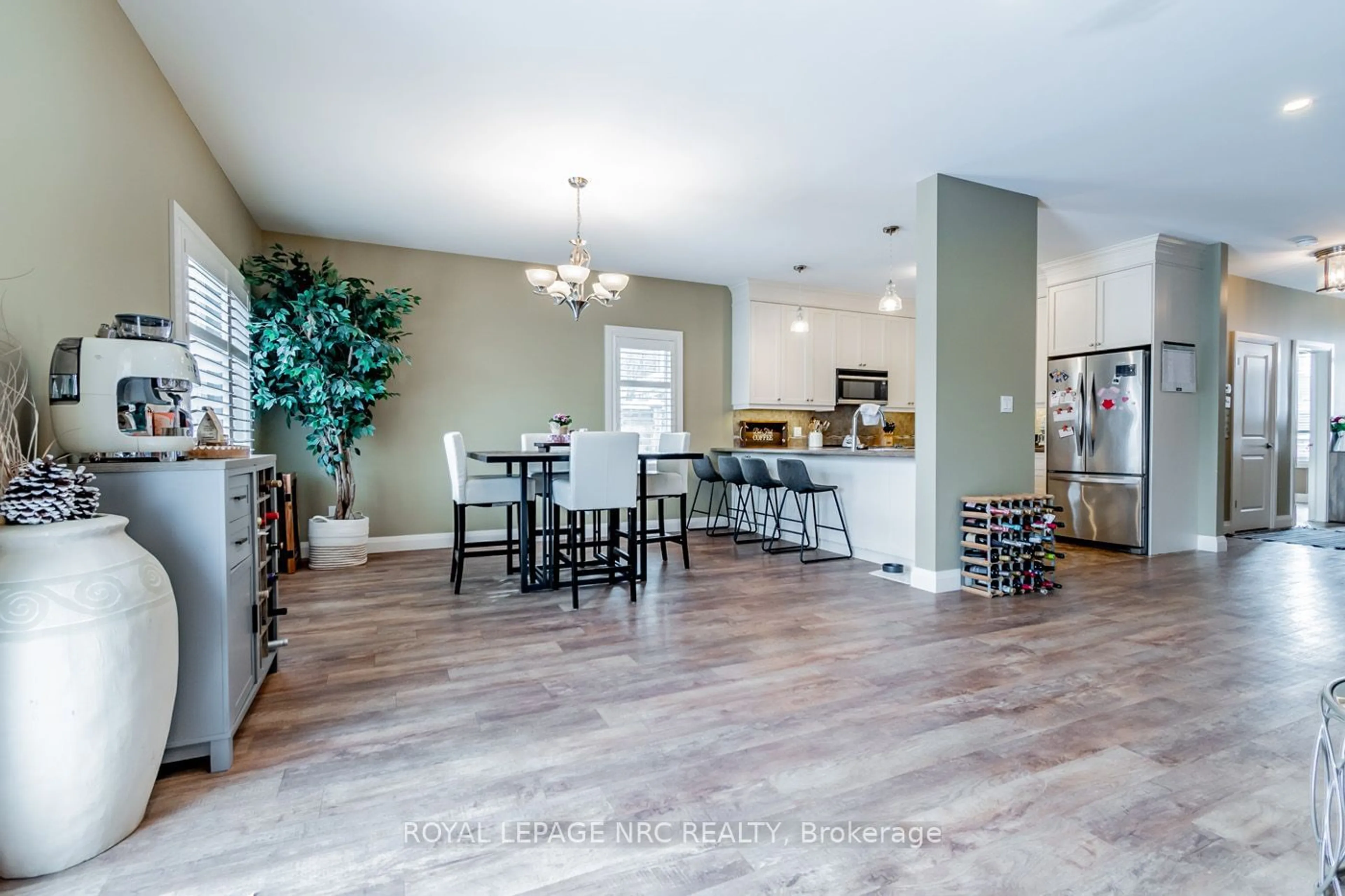 Open concept kitchen, unknown for 10 Richardson Crt, St. Catharines Ontario L2R 4R4