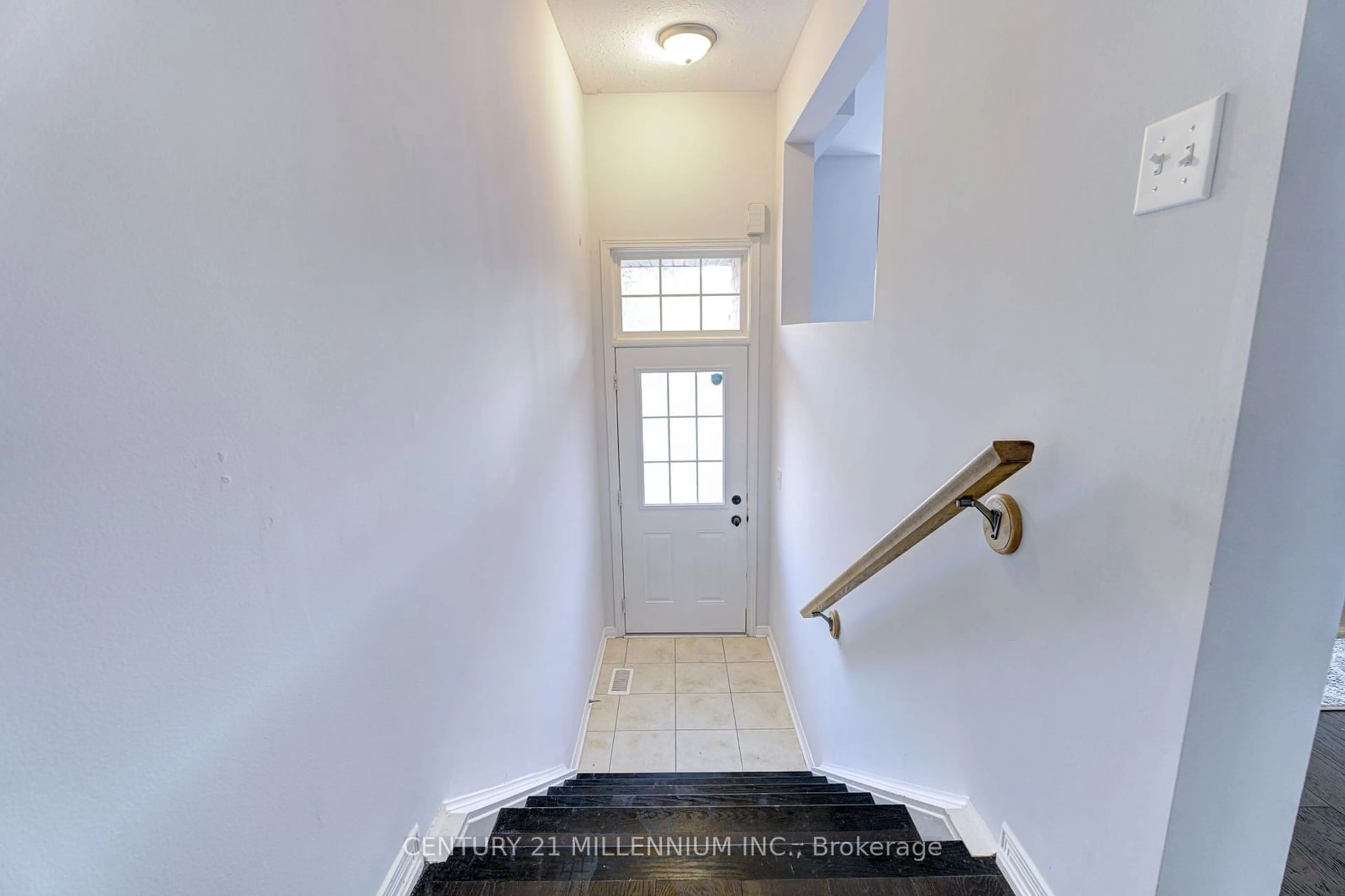 Indoor entryway for 151 Green Rd #26, Hamilton Ontario L8G 3X2