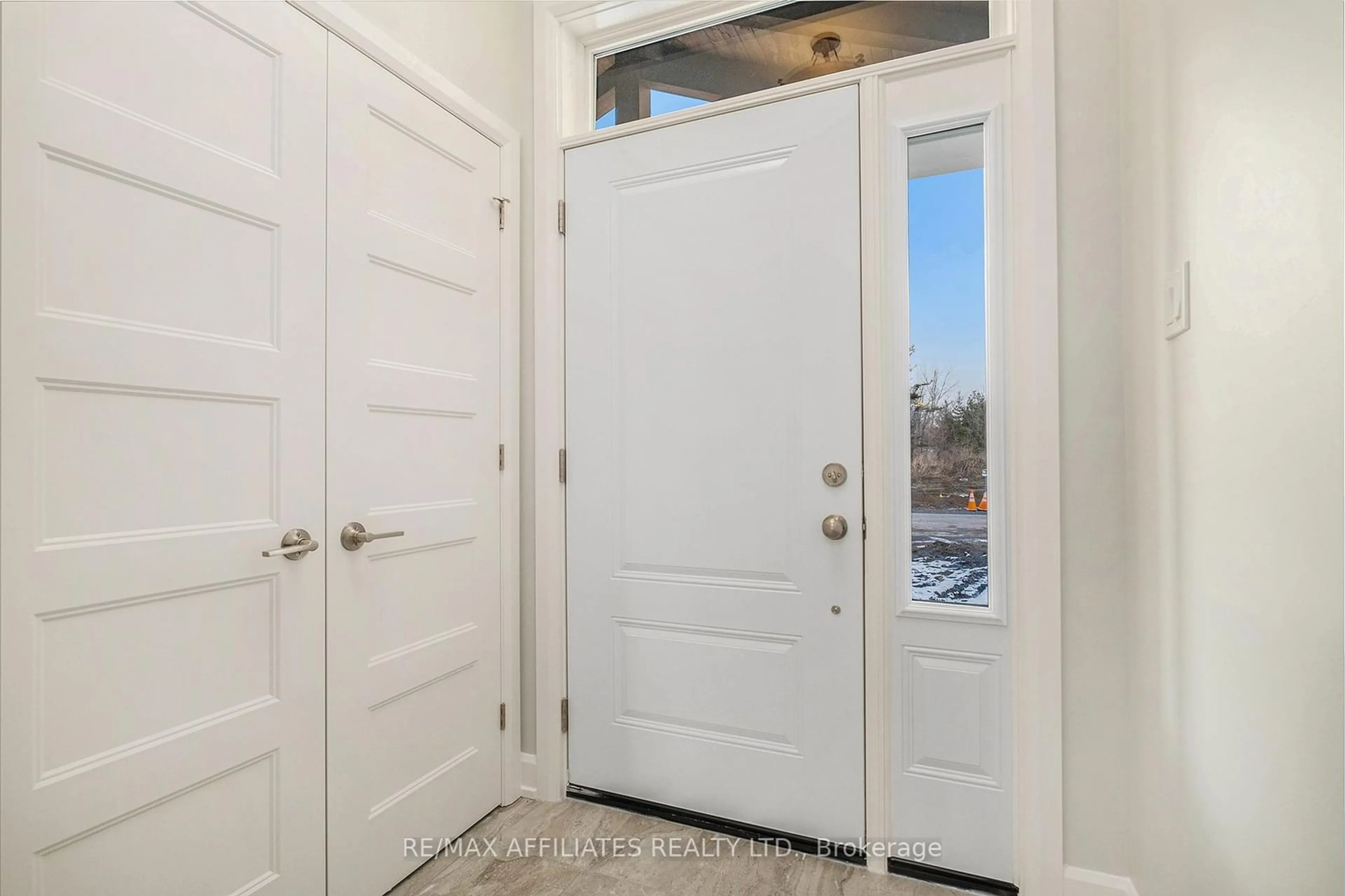 Indoor entryway for 375 VOYAGEUR Pl, Russell Ontario K0A 1W0