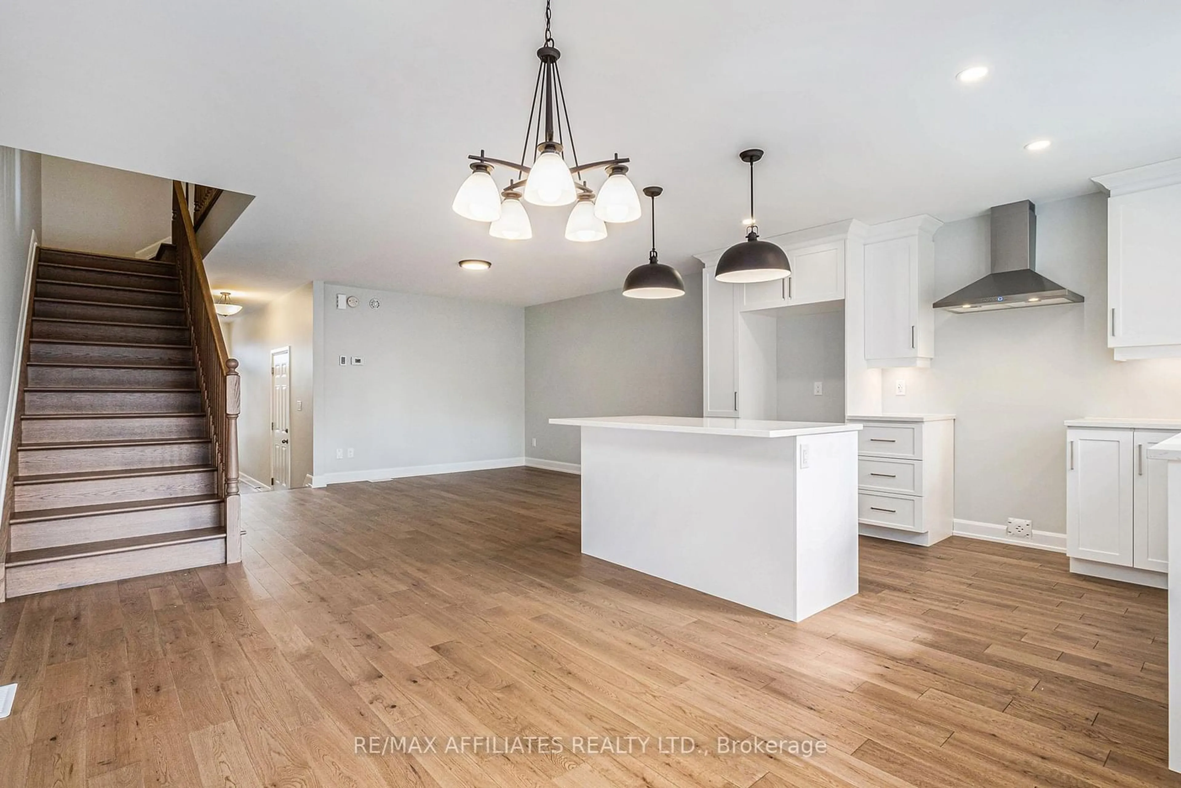 Open concept kitchen, wood/laminate floor for 375 VOYAGEUR Pl, Russell Ontario K0A 1W0