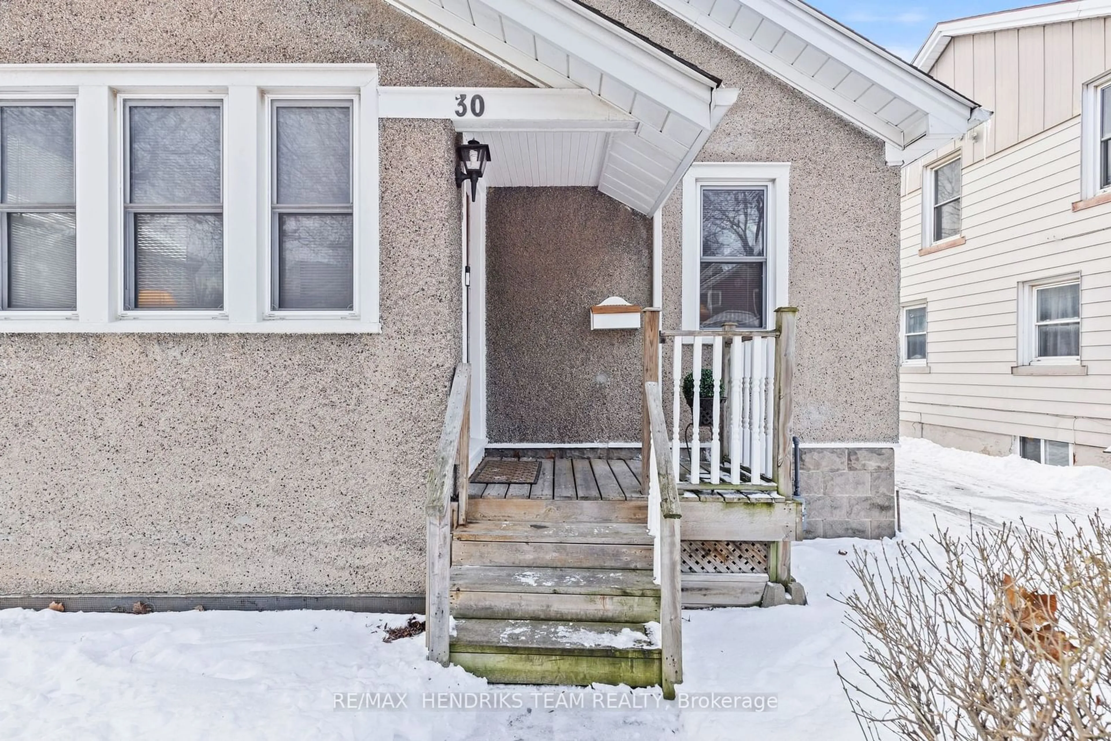 Indoor entryway for 30 Eastchester Ave, St. Catharines Ontario L2P 2V6