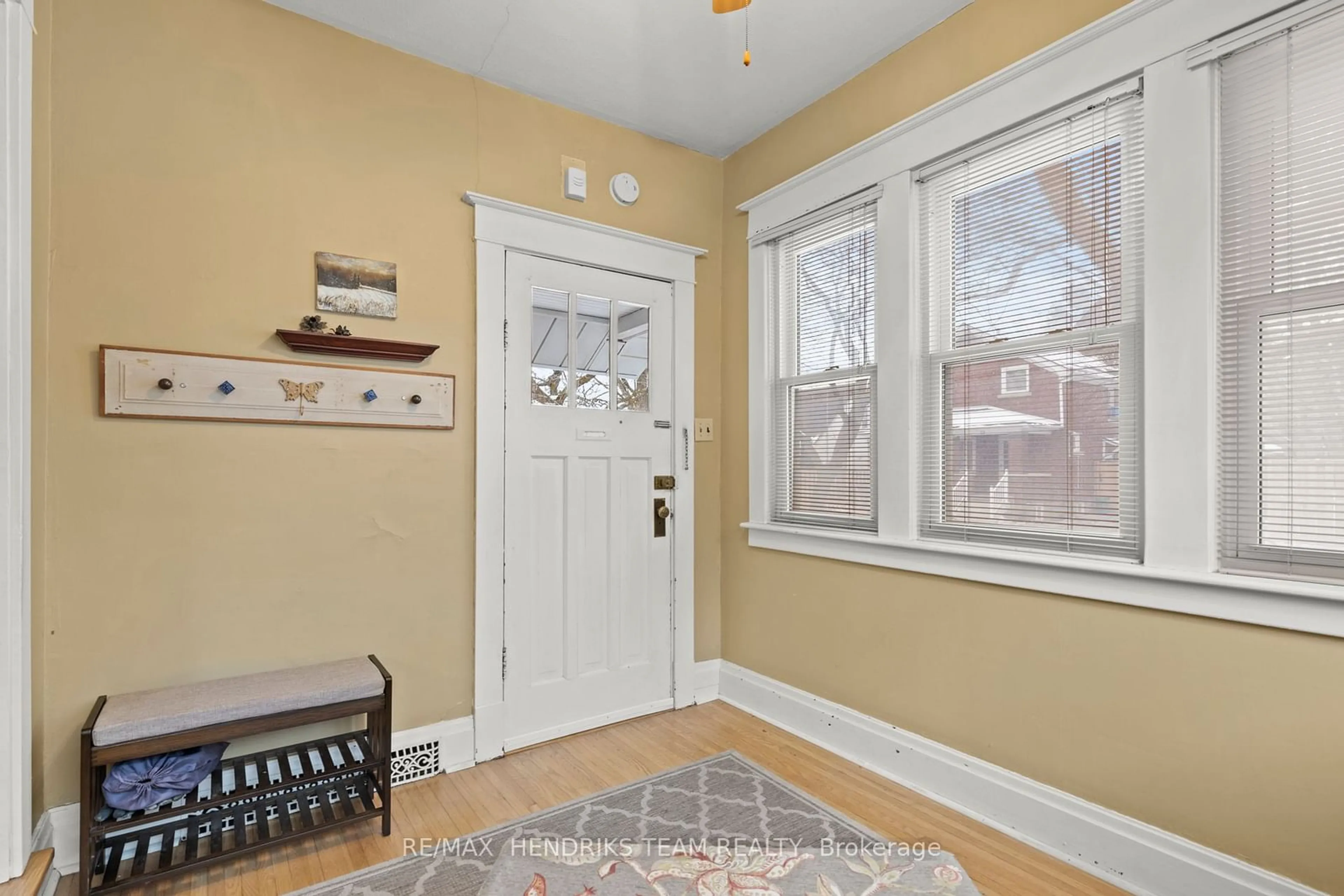 Indoor entryway for 30 Eastchester Ave, St. Catharines Ontario L2P 2V6