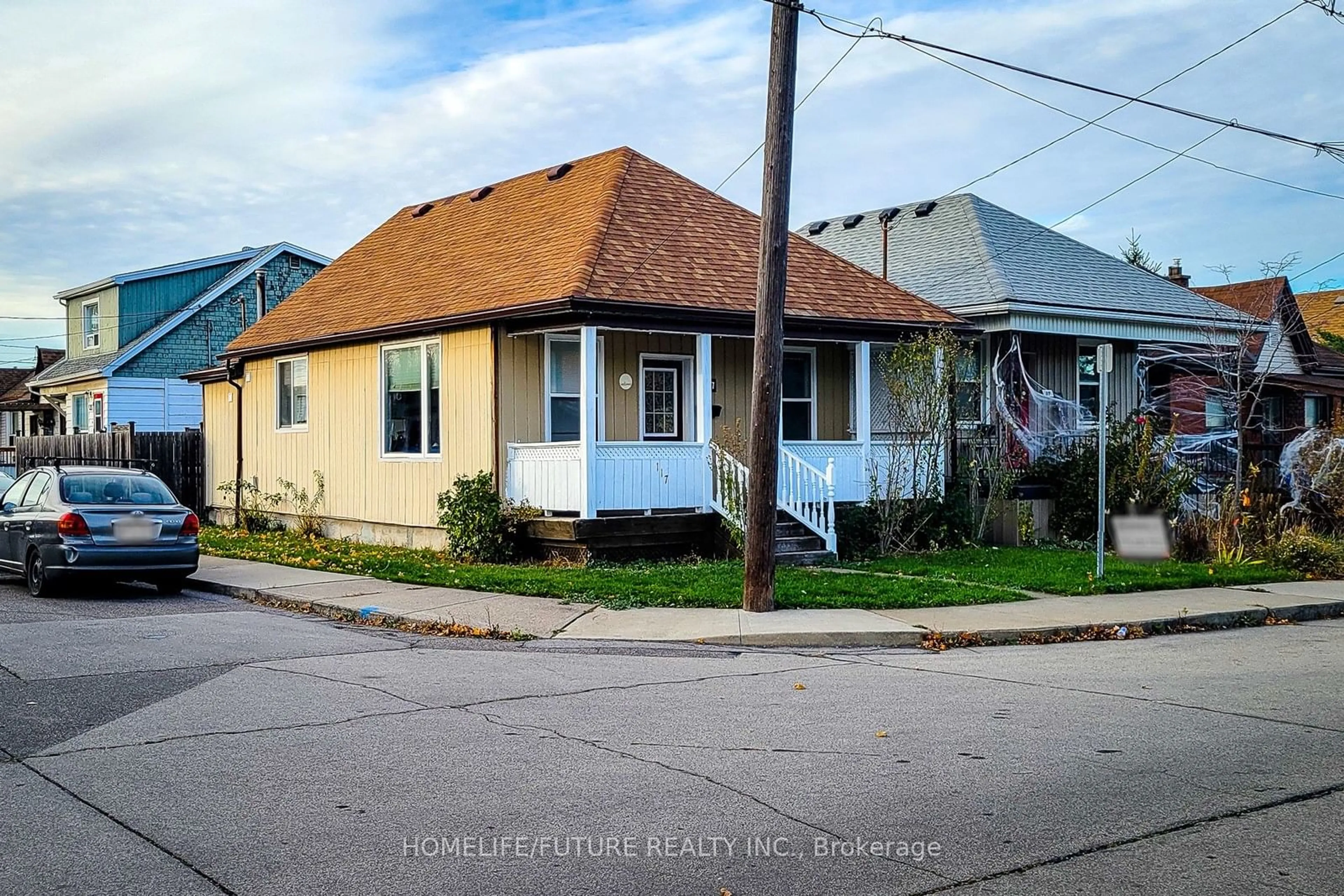 A pic from outside/outdoor area/front of a property/back of a property/a pic from drone, street for 117 Harmony Ave, Hamilton Ontario L8H 4Y2