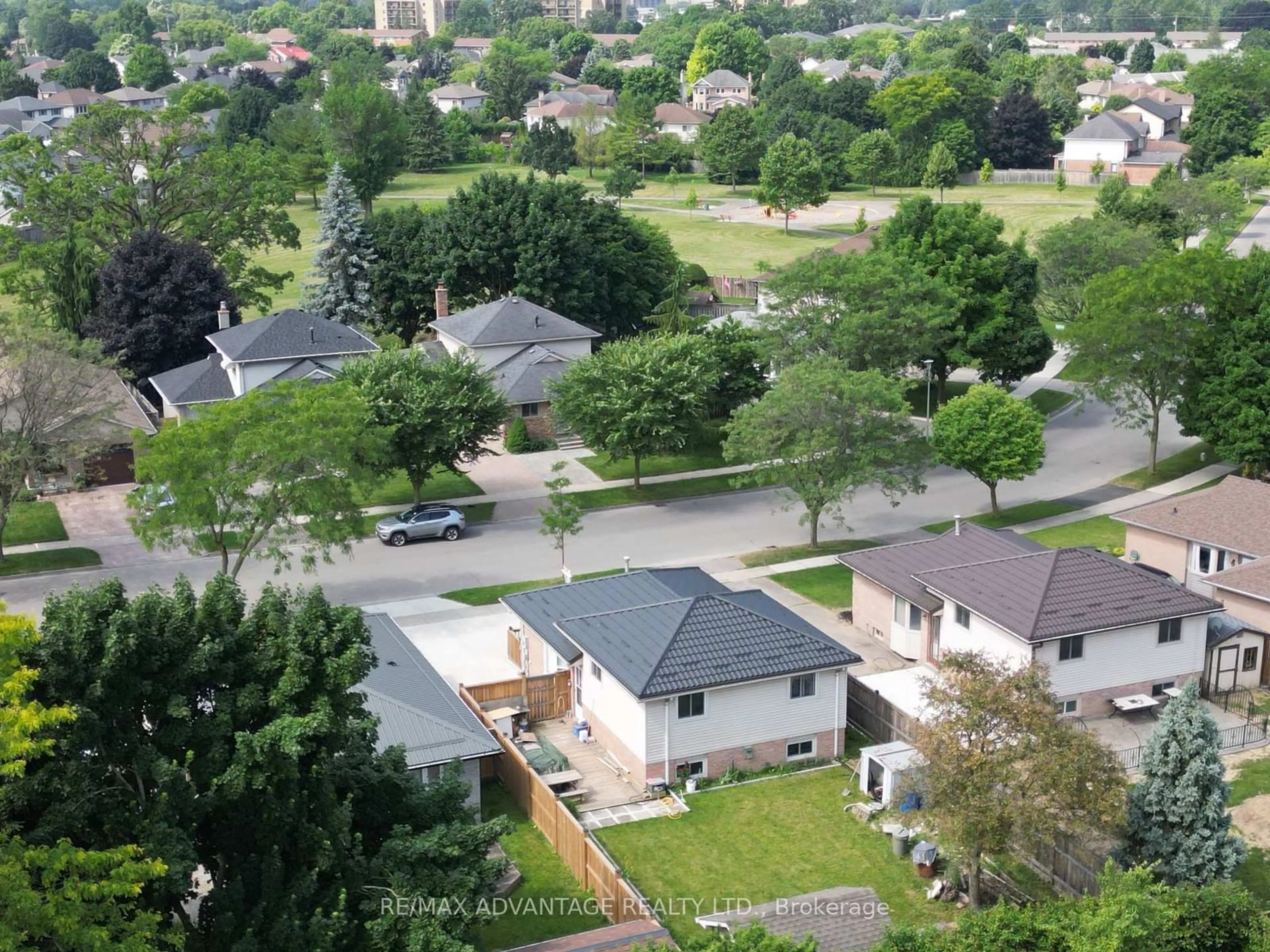 A pic from outside/outdoor area/front of a property/back of a property/a pic from drone, city buildings view from balcony for 1384 Bentley Dr, London Ontario N5V 3T6