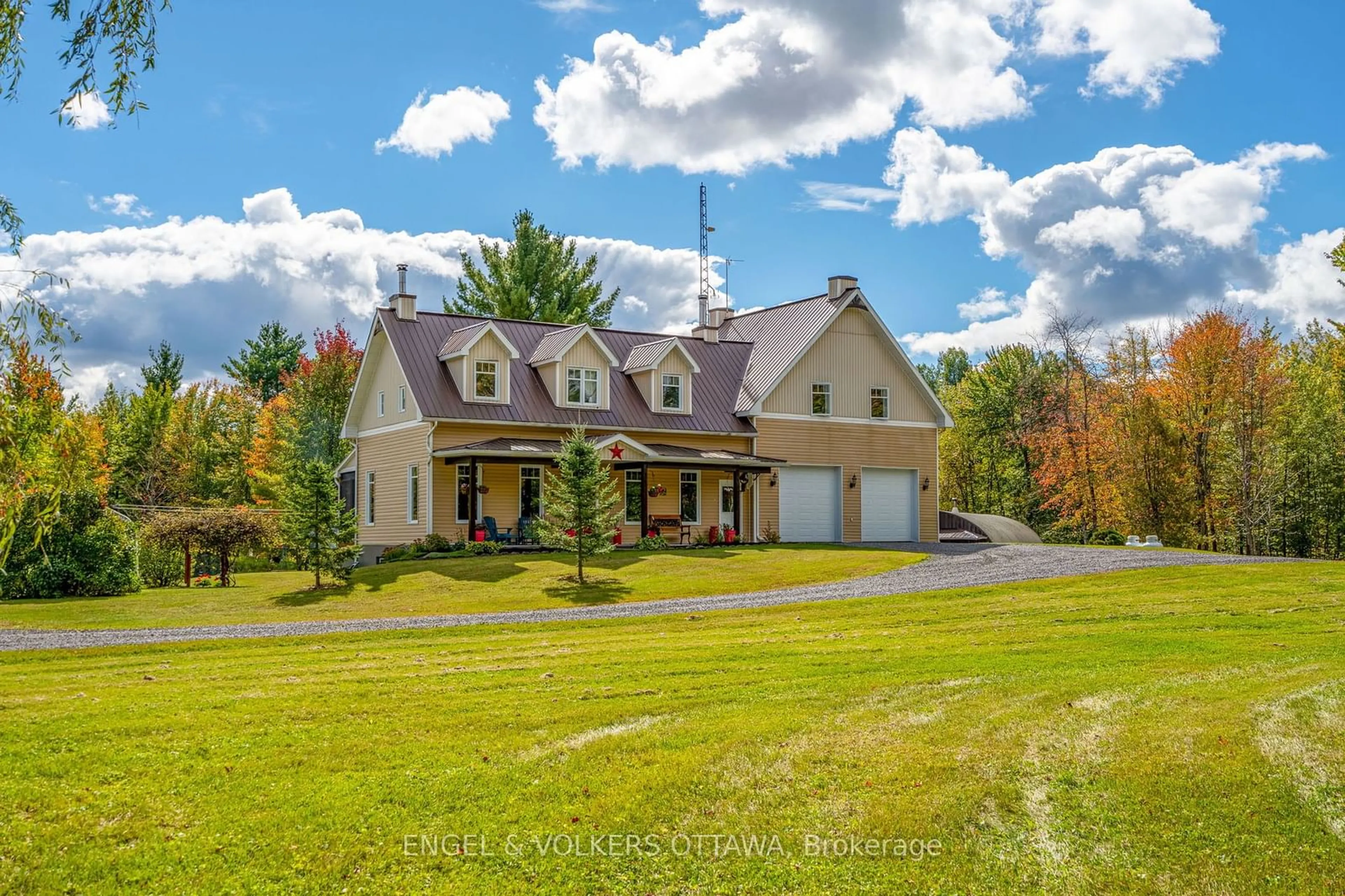 A pic from outside/outdoor area/front of a property/back of a property/a pic from drone, unknown for 3030 Henrie Rd, Clarence-Rockland Ontario K0A 3N0