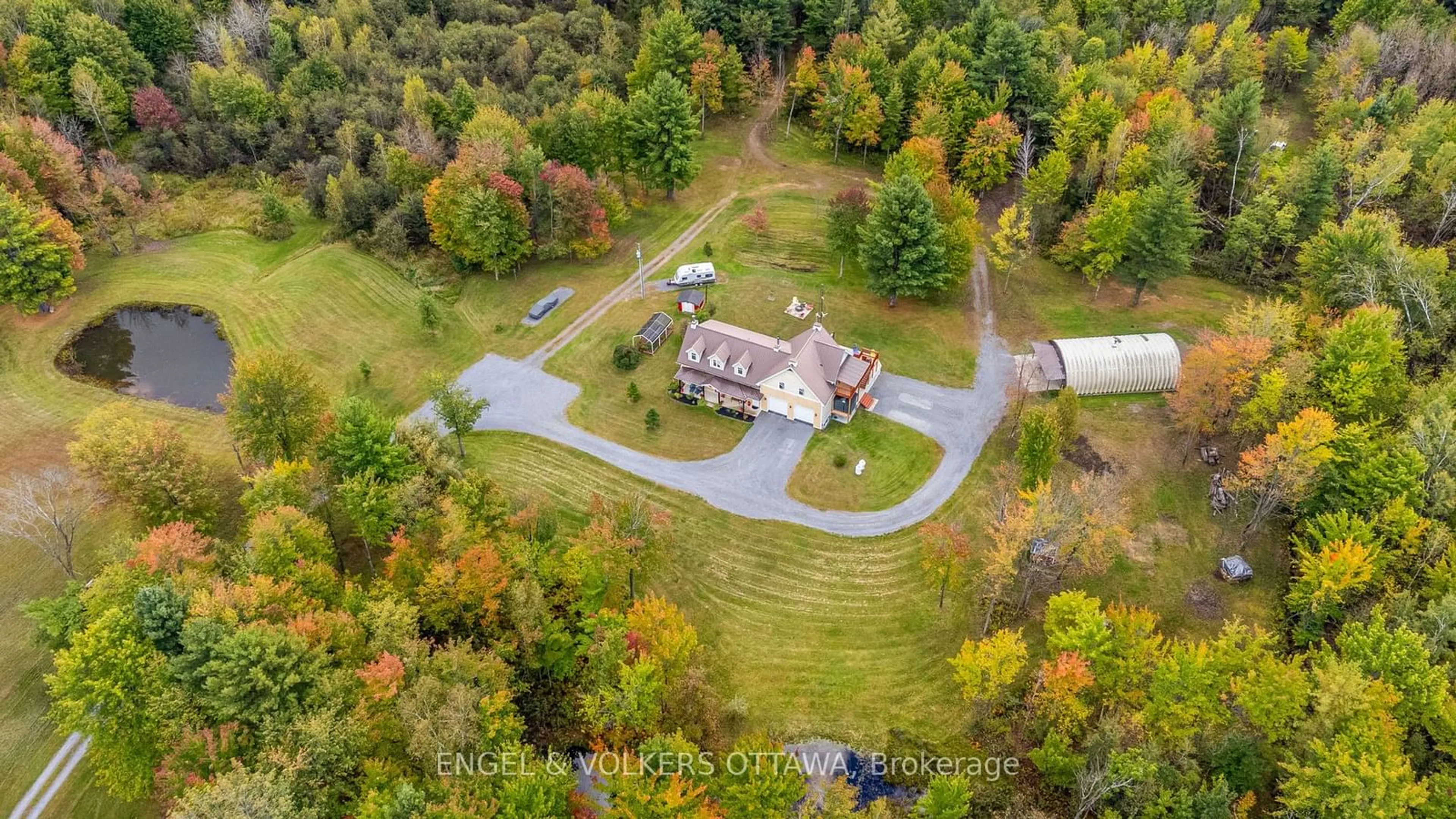 A pic from outside/outdoor area/front of a property/back of a property/a pic from drone, unknown for 3030 Henrie Rd, Clarence-Rockland Ontario K0A 3N0