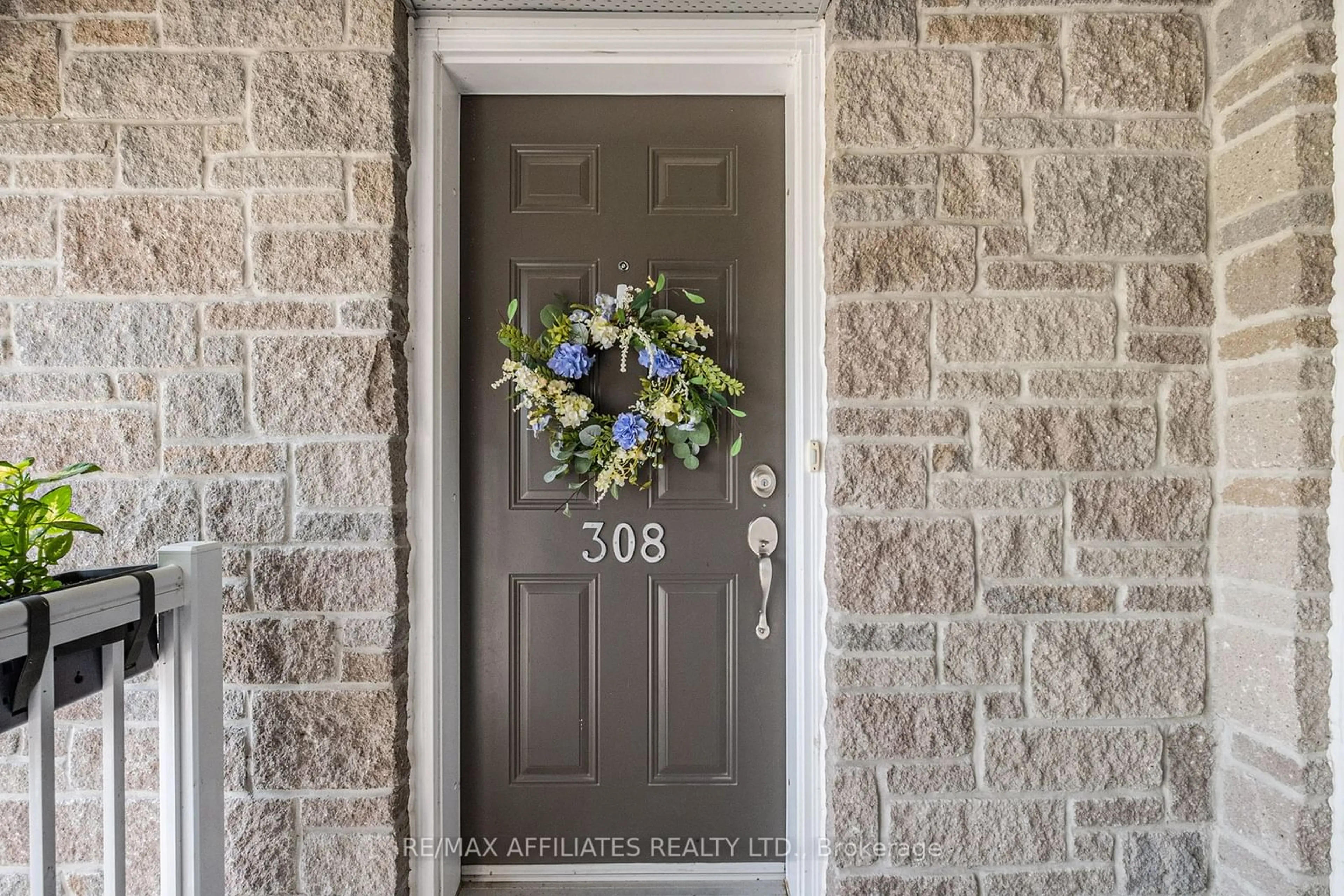 Indoor entryway for 308 FIR Lane, North Grenville Ontario K0G 1J0