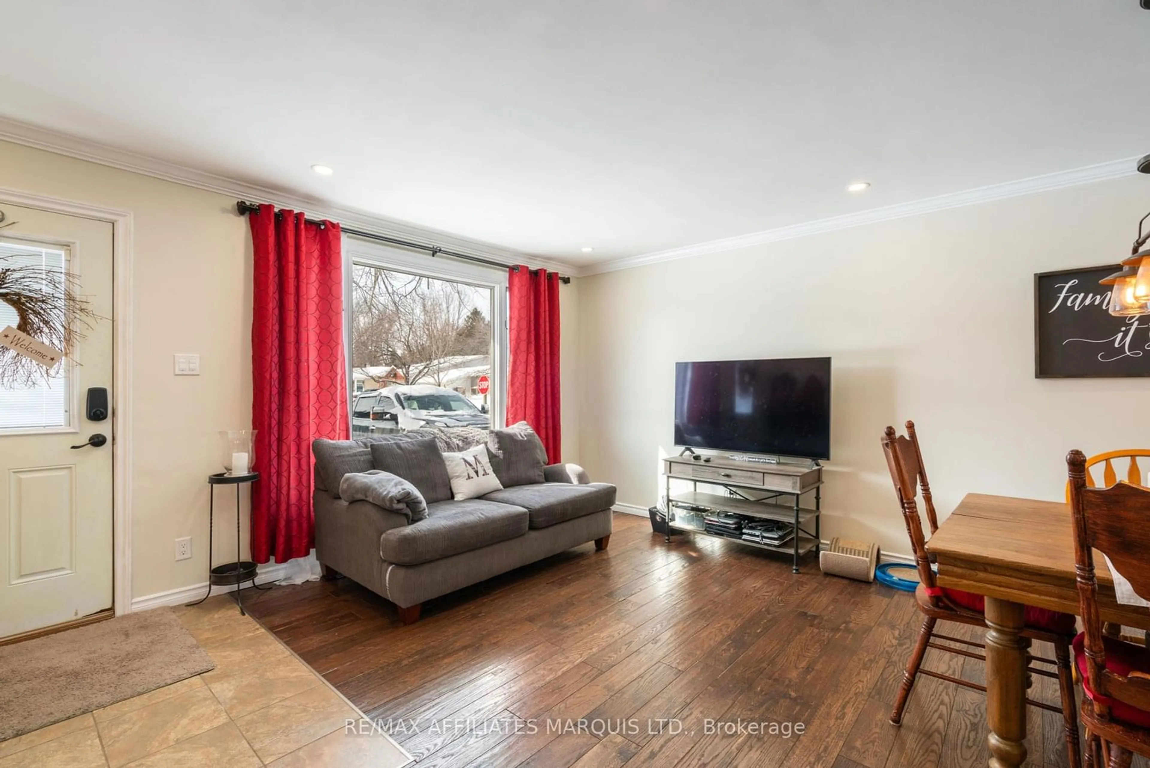 Living room with furniture, wood/laminate floor for 58 Courtney Rd, Kanata Ontario K2L 1L8