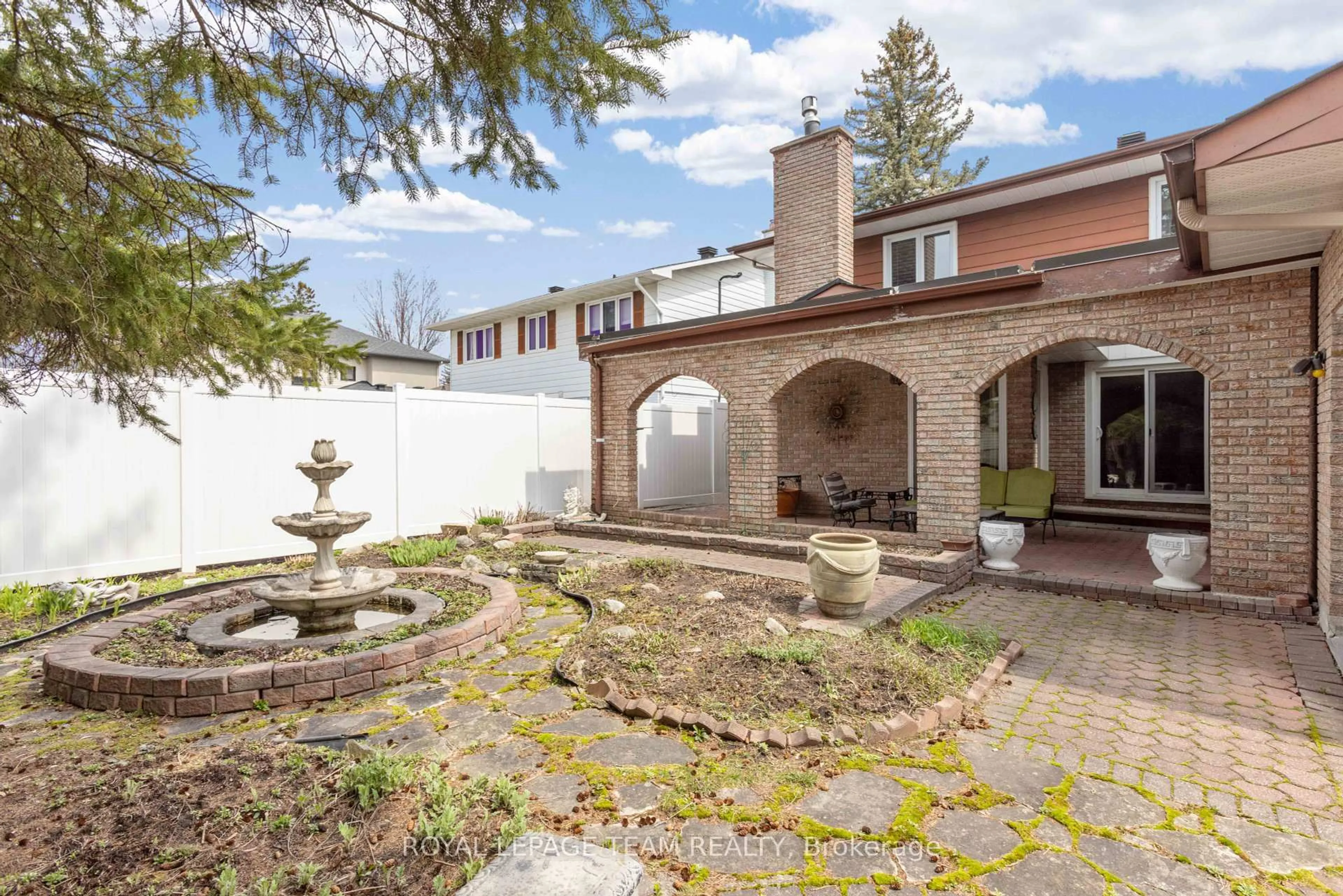 Patio, street for 44 Sycamore Dr, Ottawa Ontario K2H 8K3
