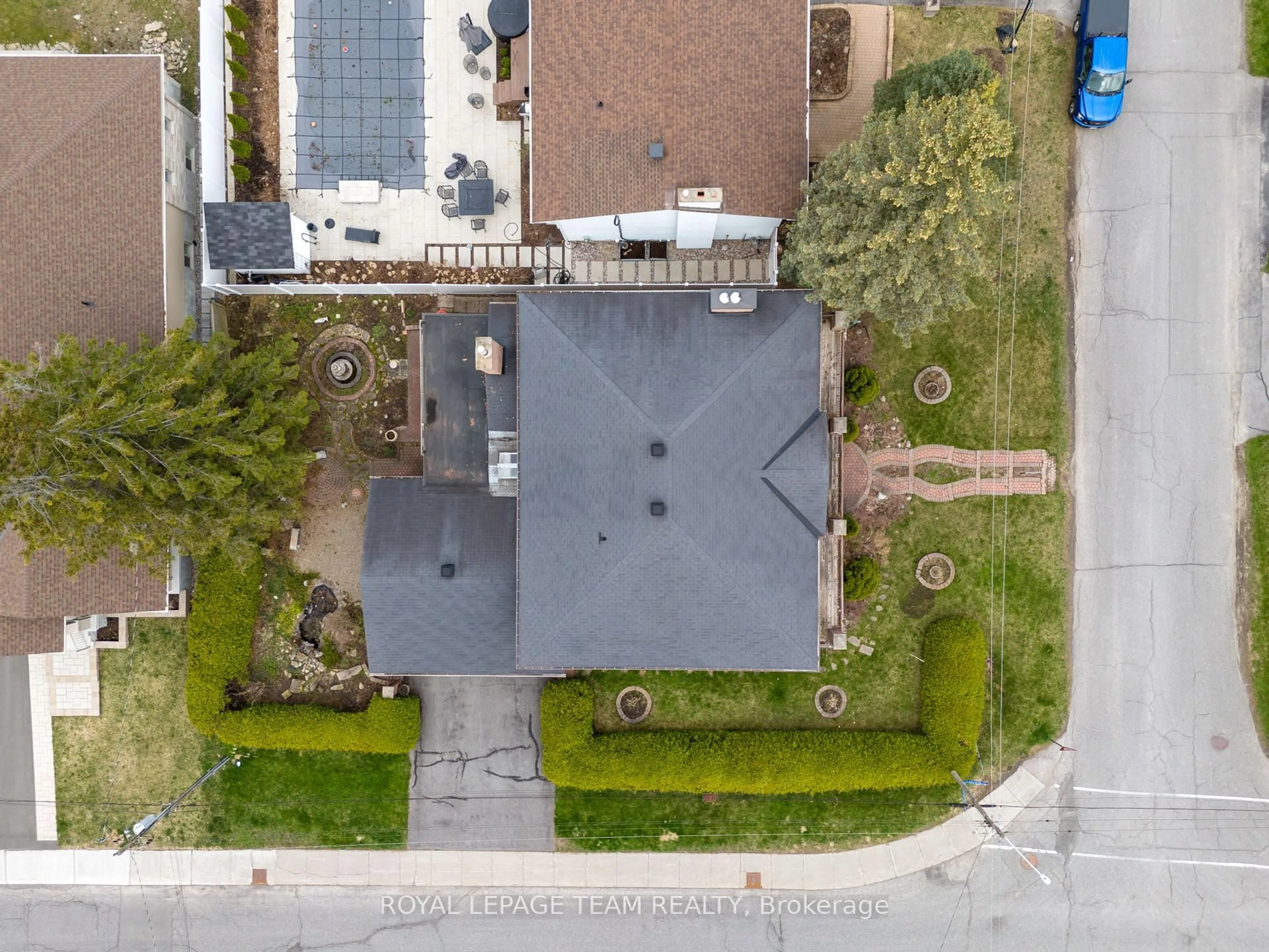 A pic from outside/outdoor area/front of a property/back of a property/a pic from drone, street for 44 Sycamore Dr, Ottawa Ontario K2H 8K3