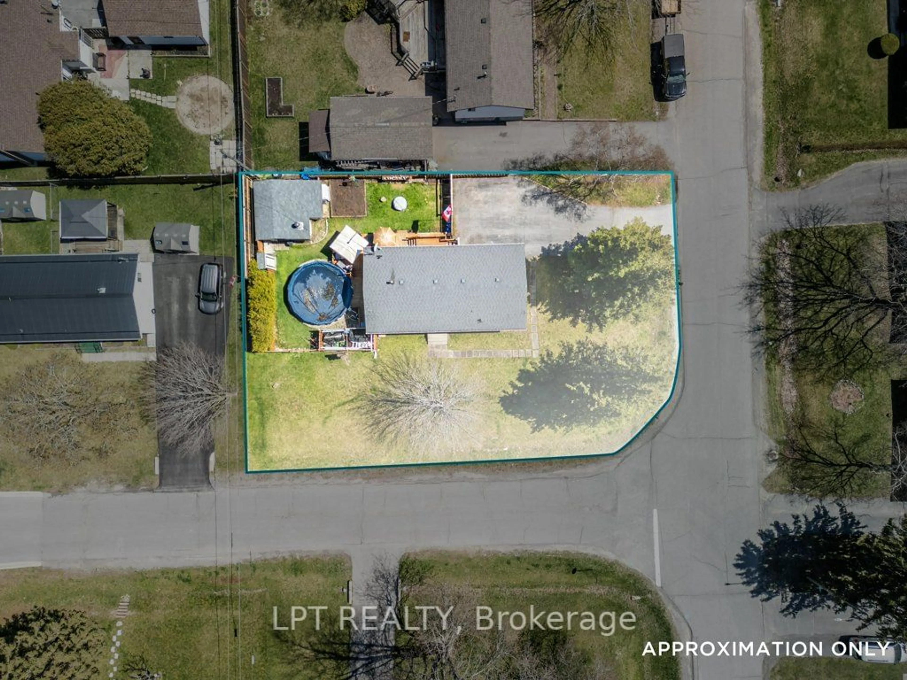 A pic from outside/outdoor area/front of a property/back of a property/a pic from drone, street for 3 Deerfield St, Loyalist Ontario K7N 1P5