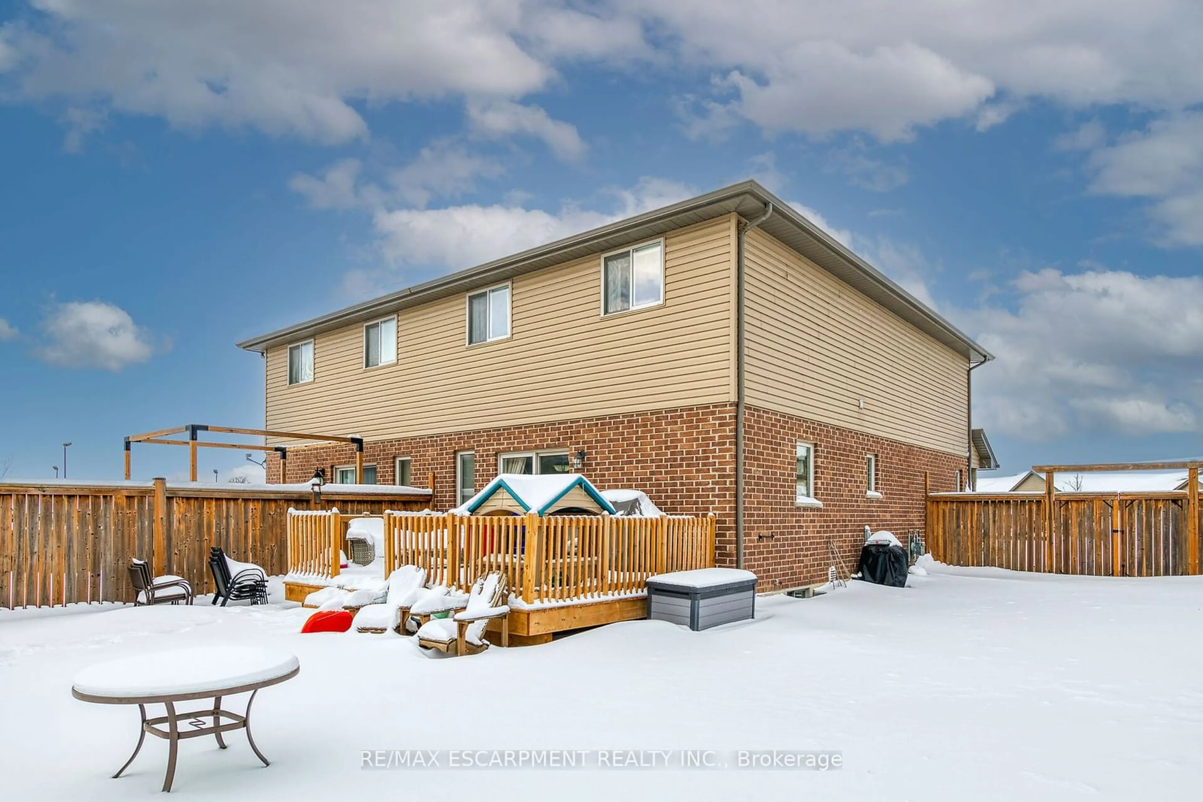 Patio, street for 102 Macneil Crt, Haldimand Ontario N0A 1H0