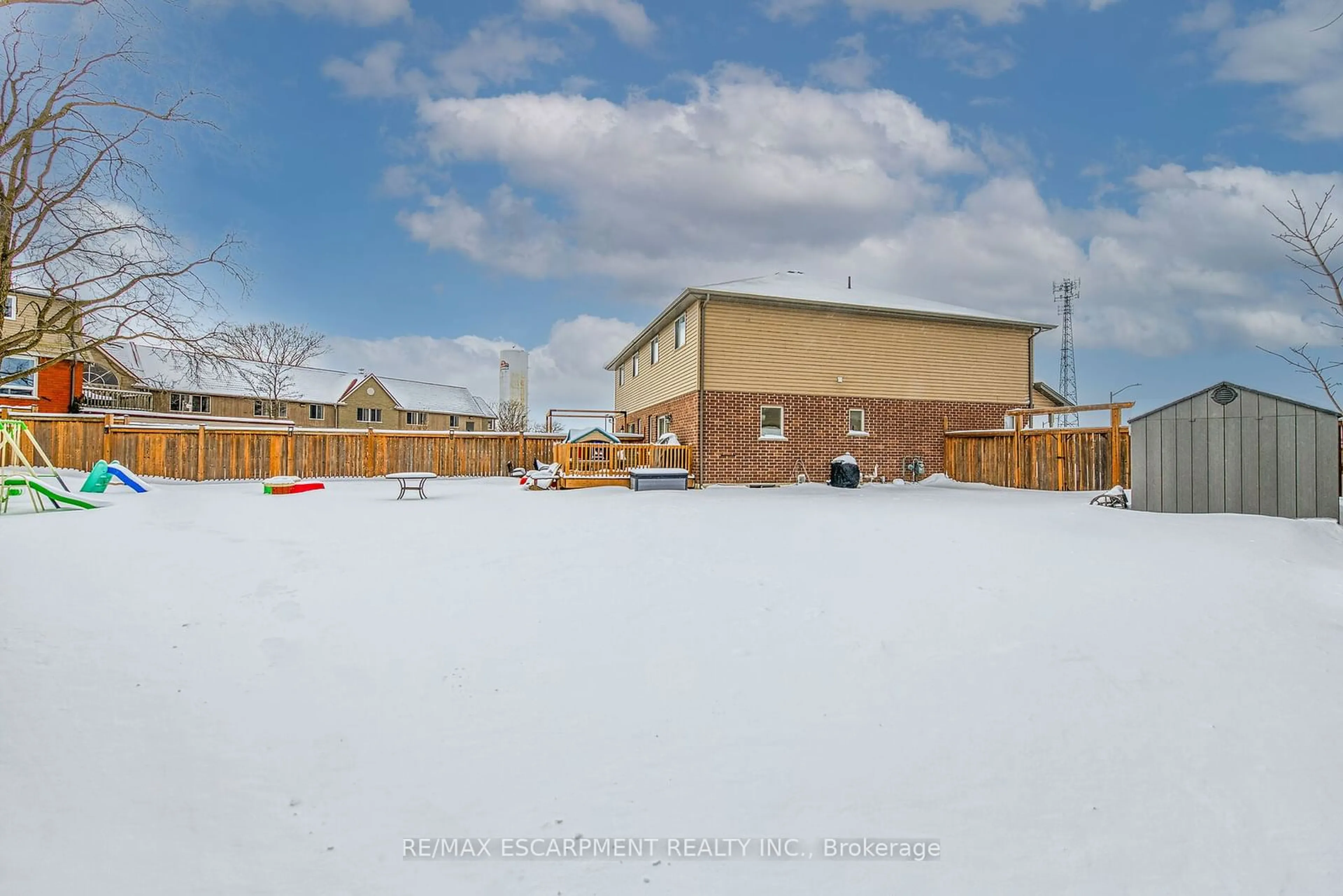 Patio, building for 102 Macneil Crt, Haldimand Ontario N0A 1H0