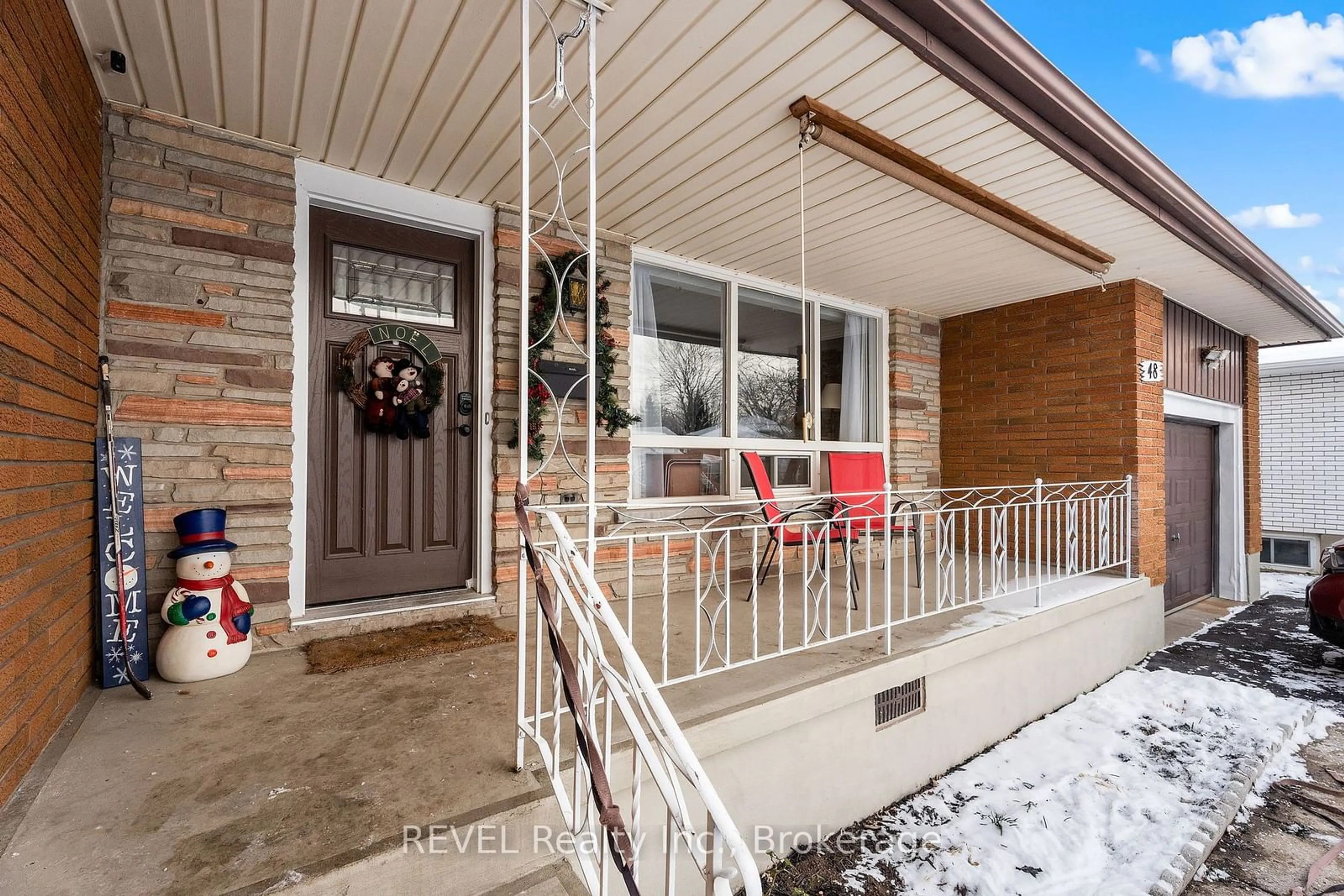 Indoor entryway for 48 Valencourt Dr, Welland Ontario L3C 1M8