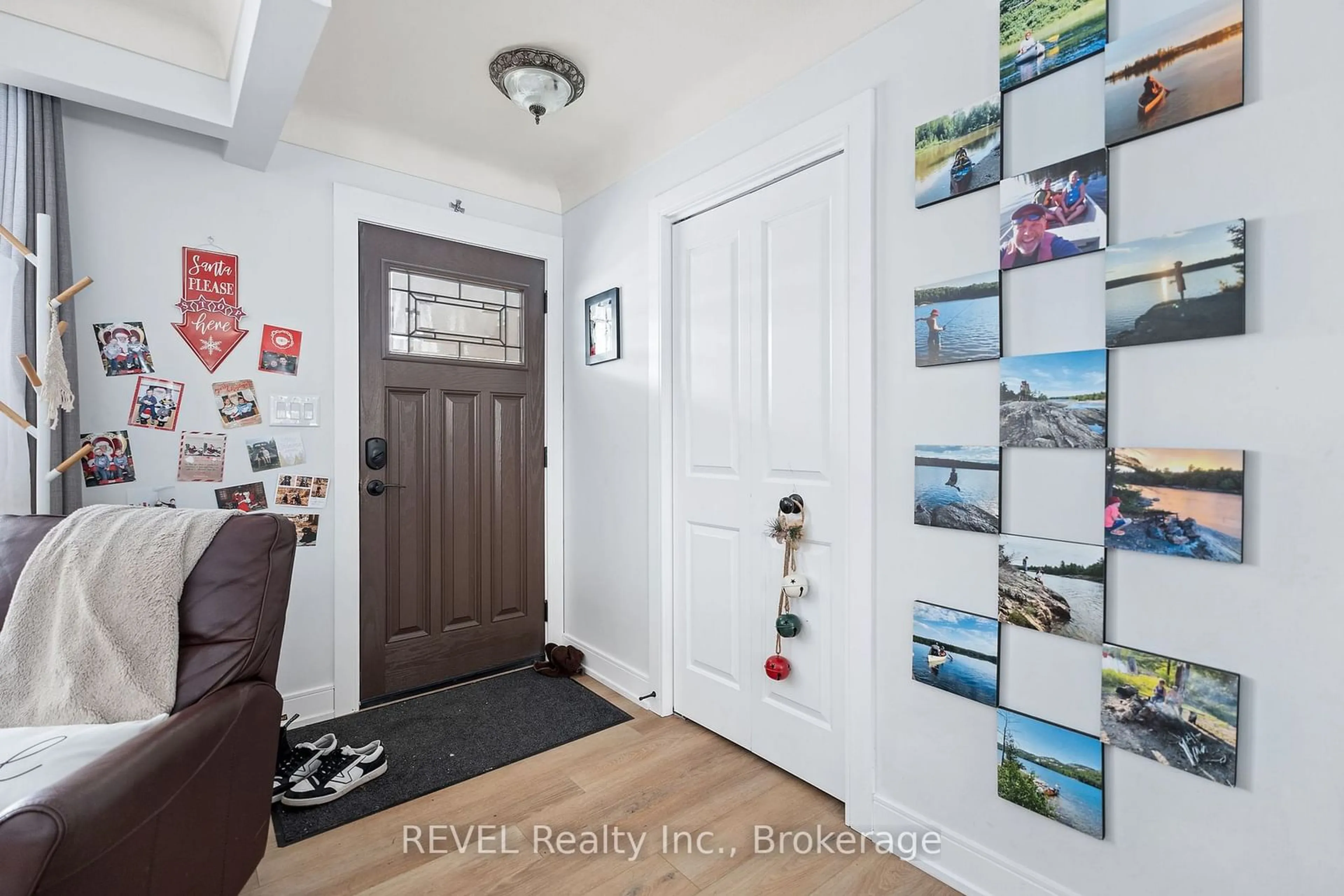 Indoor entryway for 48 Valencourt Dr, Welland Ontario L3C 1M8