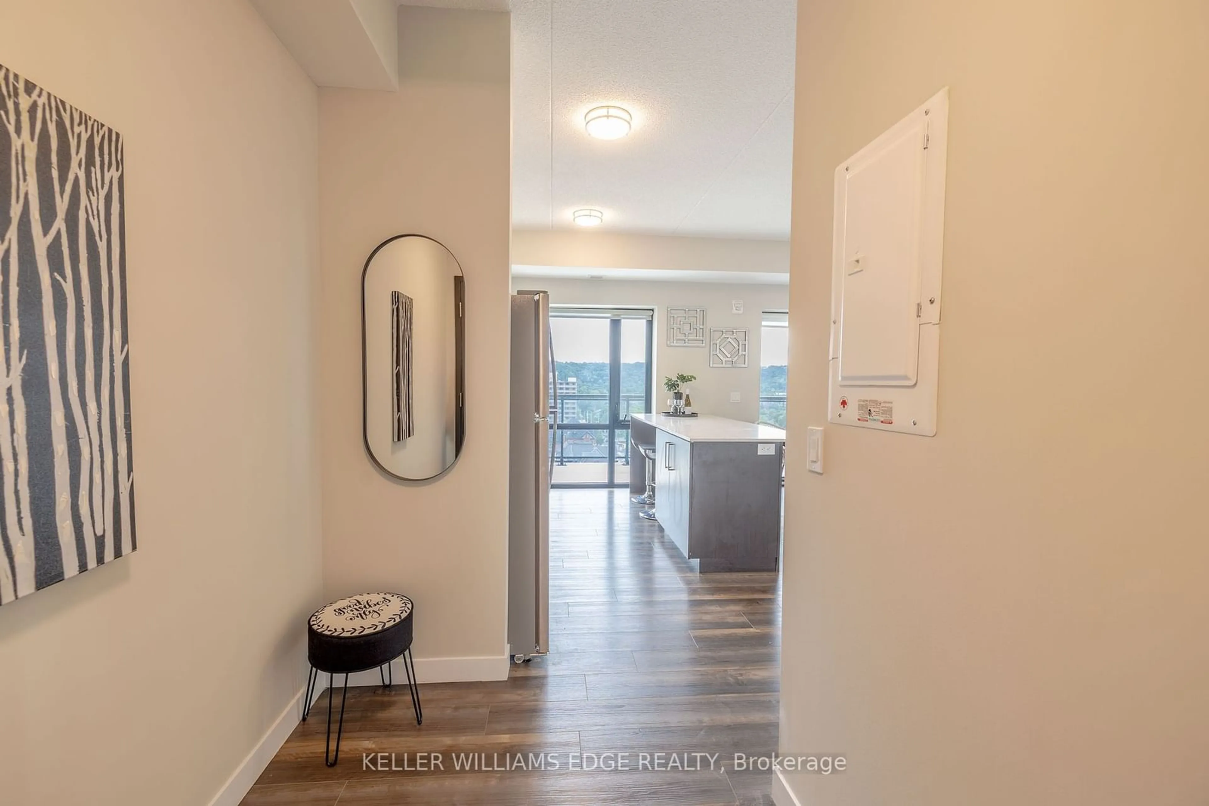 Indoor entryway for 15 Queen St #902, Hamilton Ontario L8P 0C6