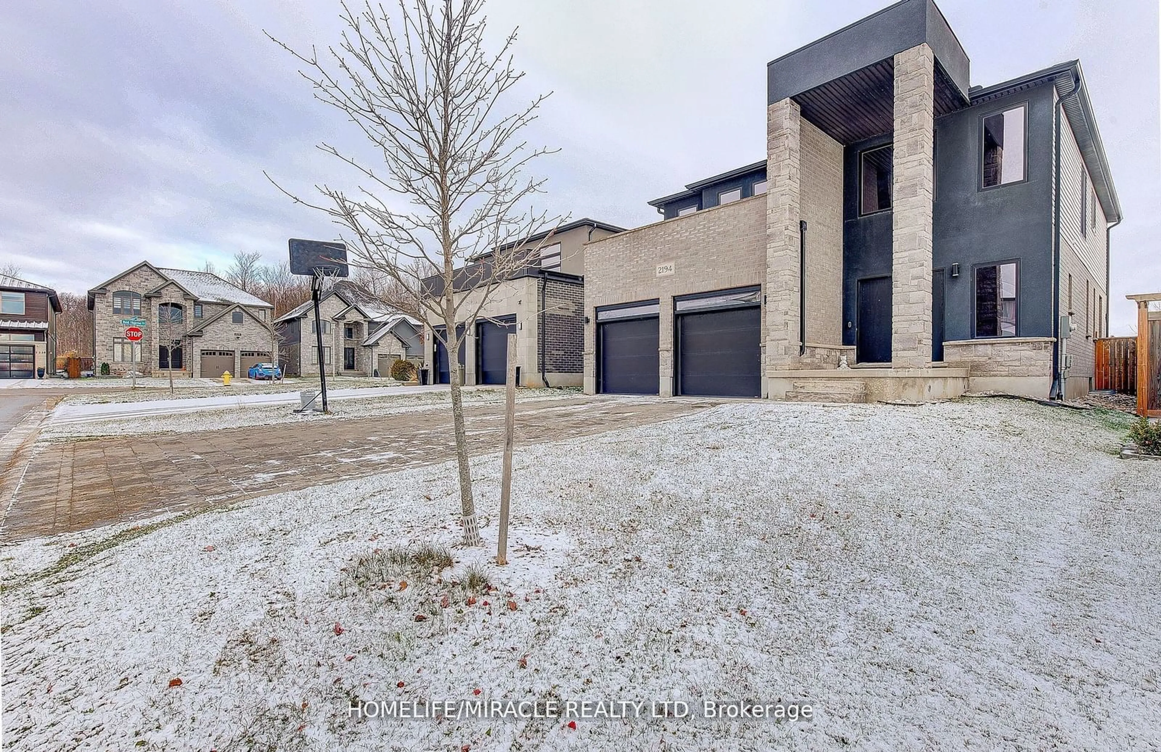 A pic from outside/outdoor area/front of a property/back of a property/a pic from drone, street for 2194 Westpoint Hts, London Ontario N6P 0E9