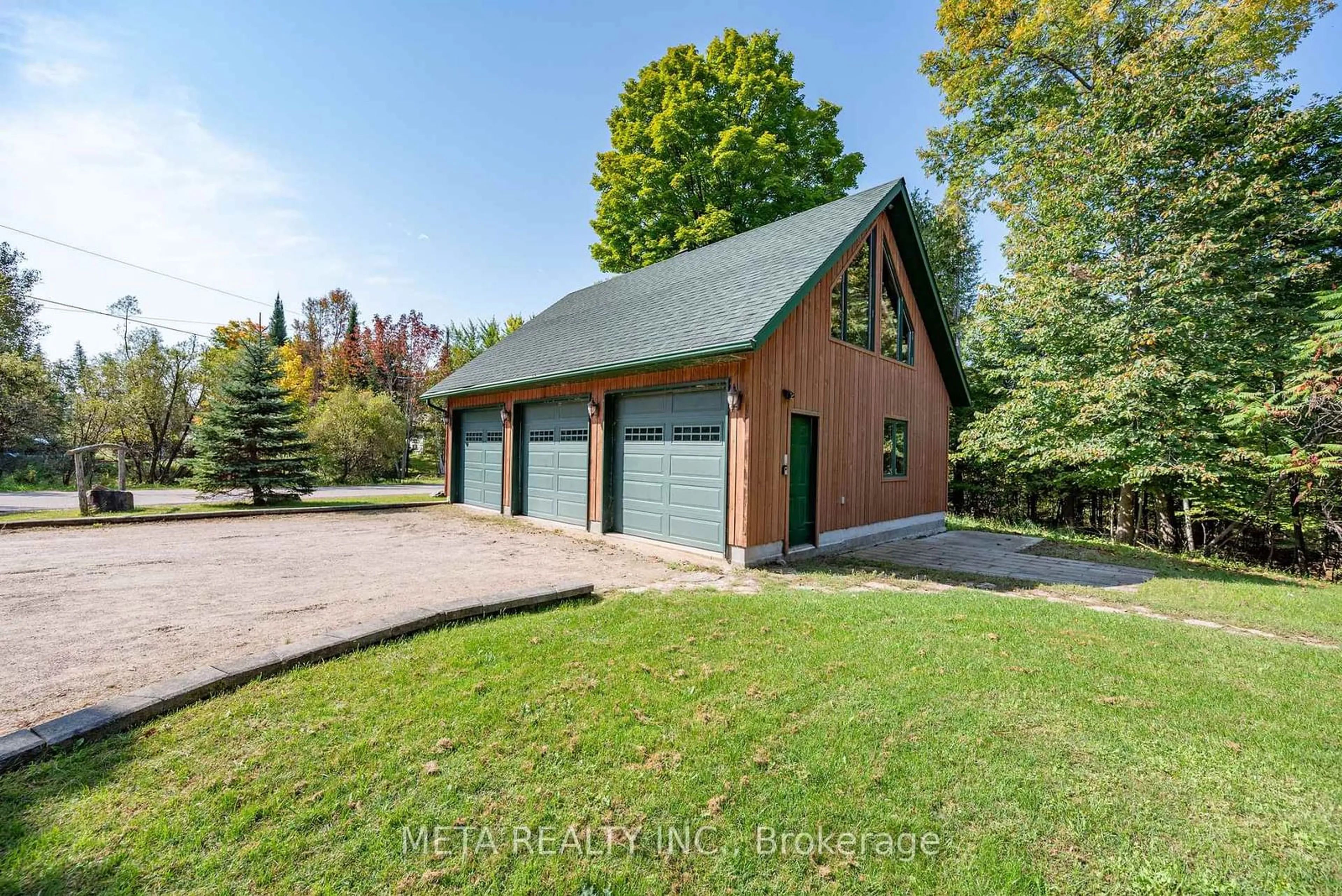 Indoor garage for 800 Forest Park Rd, Laurentian Valley Ontario K8A 6W2