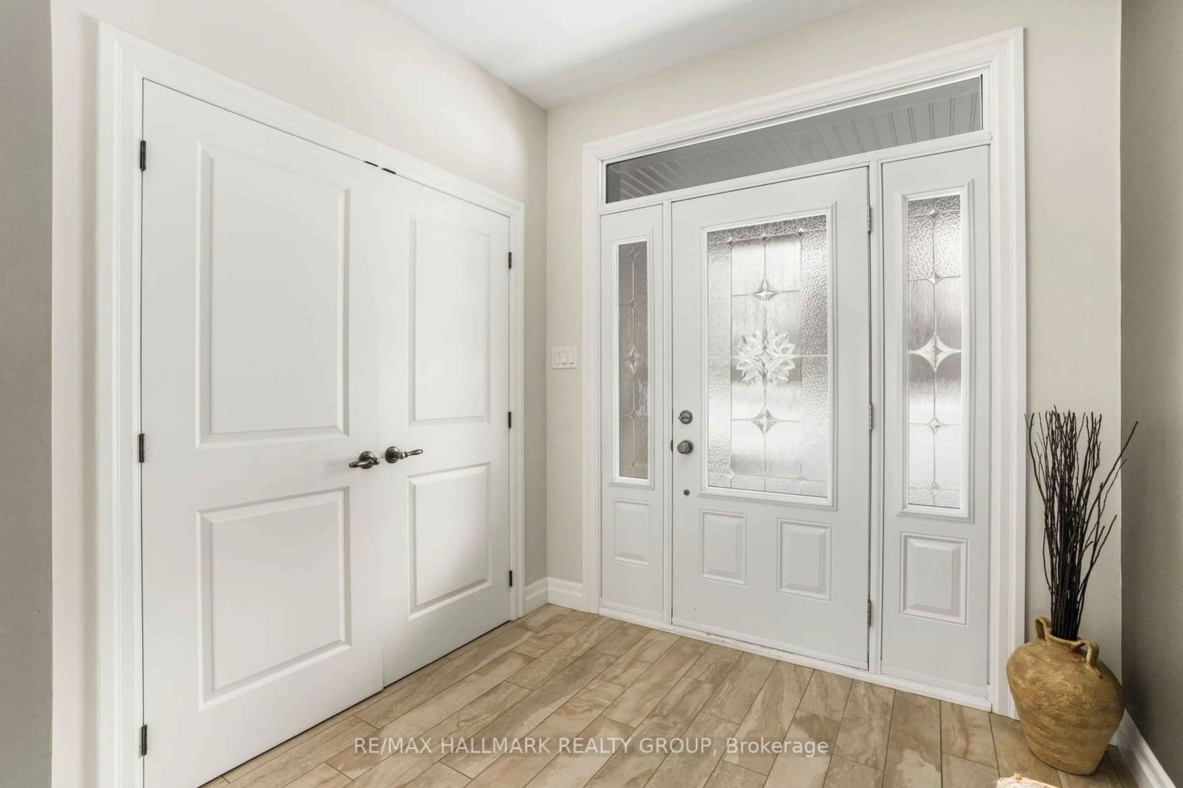 Indoor entryway for 141 ADRIEN St, Clarence-Rockland Ontario K4K 1K7