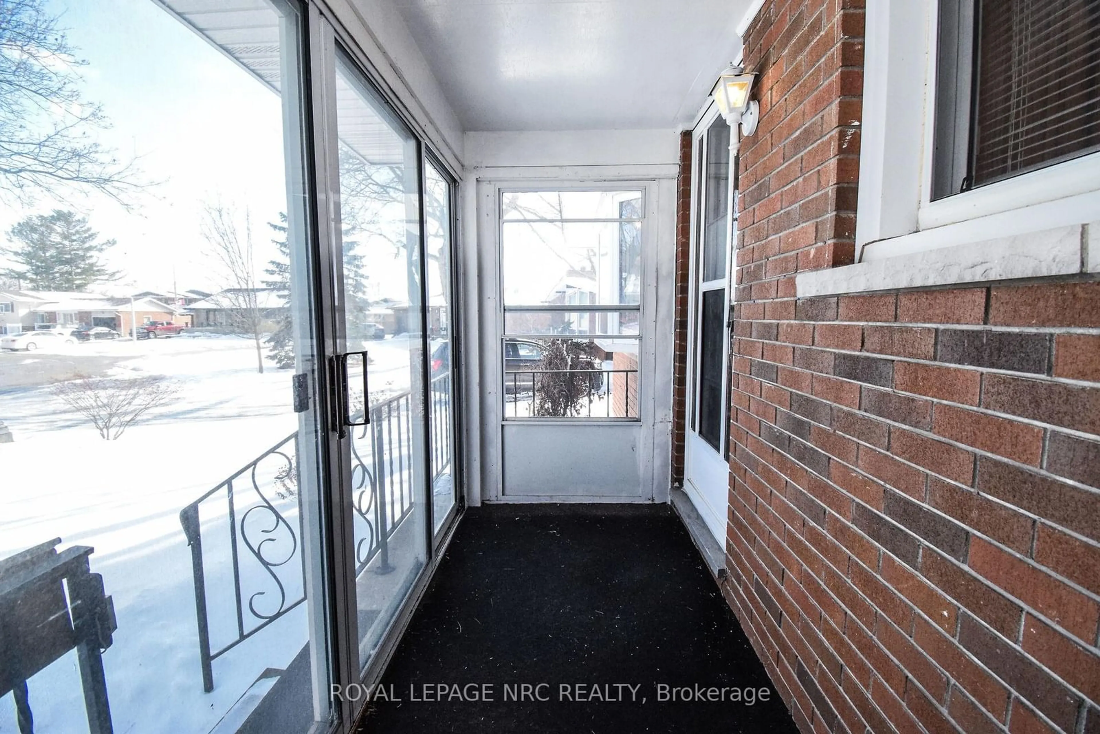 Indoor entryway for 13 Westmount Cres, Welland Ontario L3C 2S5