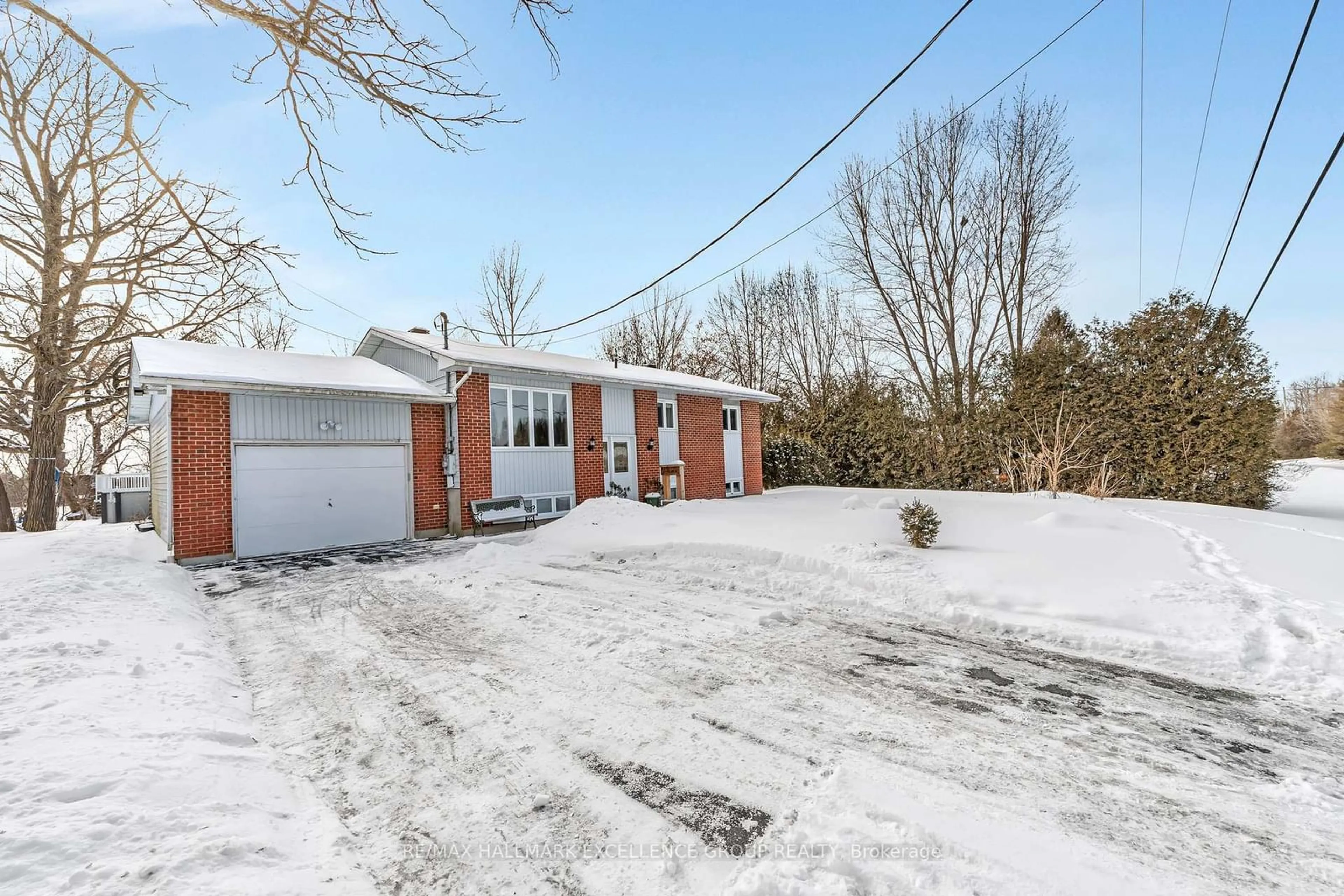 A pic from outside/outdoor area/front of a property/back of a property/a pic from drone, street for 8 Charlebois Dr, Clarence-Rockland Ontario K4K 1K7