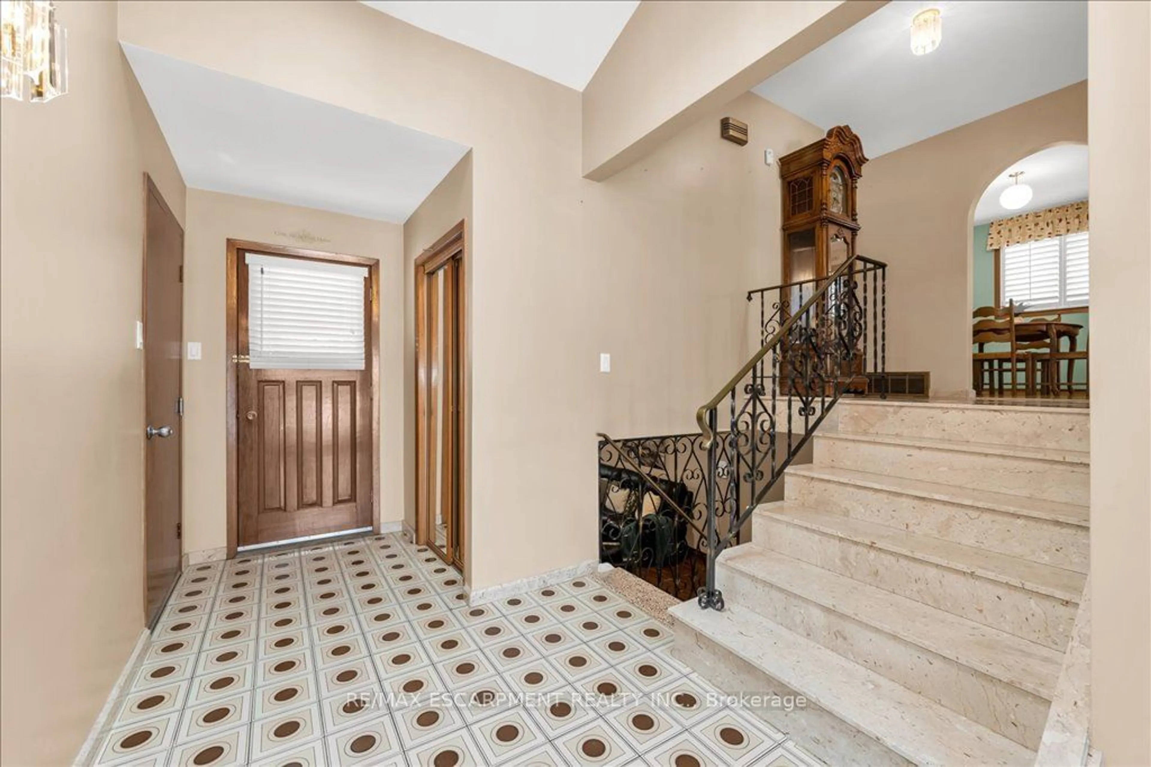 Indoor foyer for 43 Seaton Place Dr, Hamilton Ontario L8E 3E4