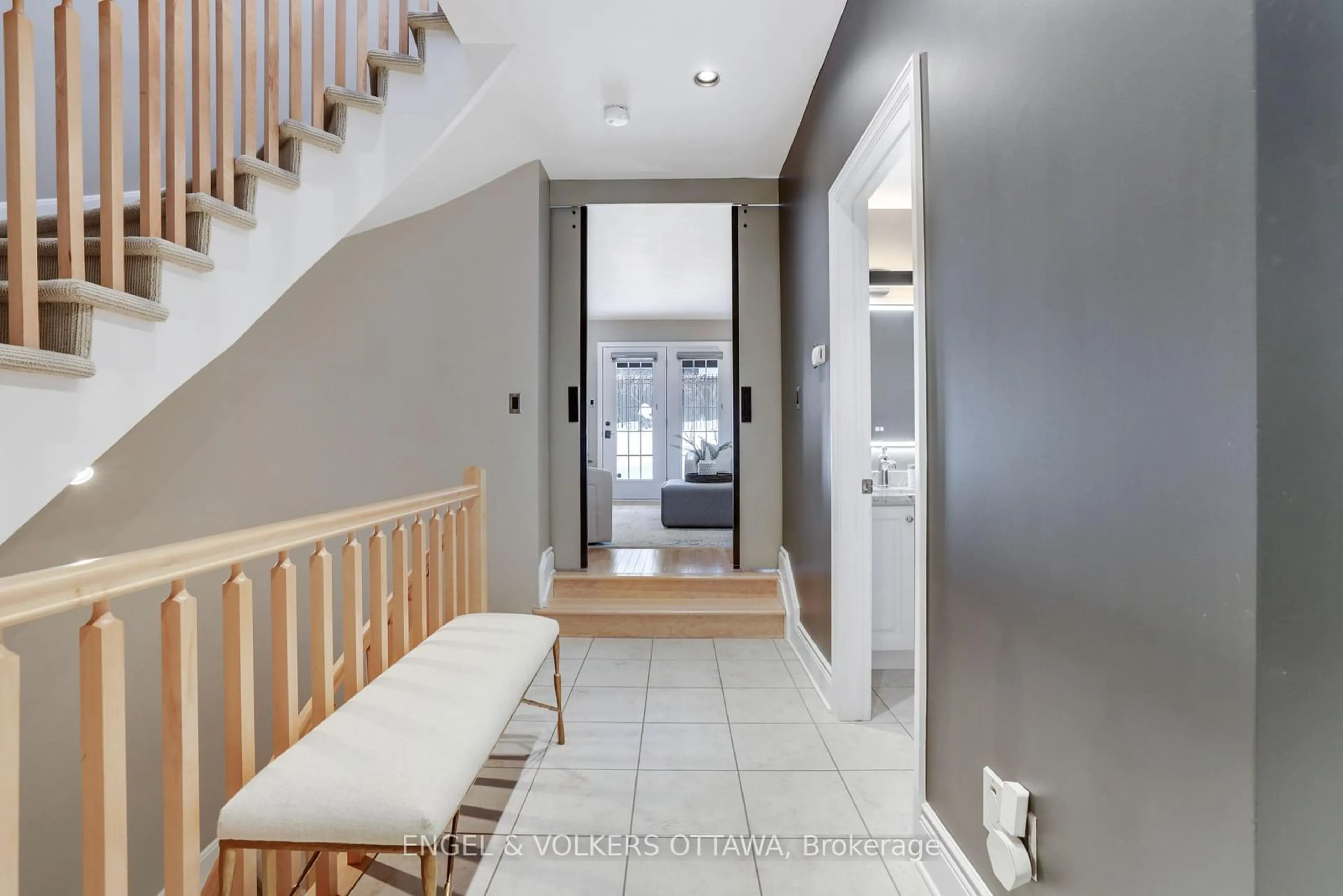 Indoor entryway for 116 Springhurst Ave, Glebe - Ottawa East and Area Ontario K1S 0E5