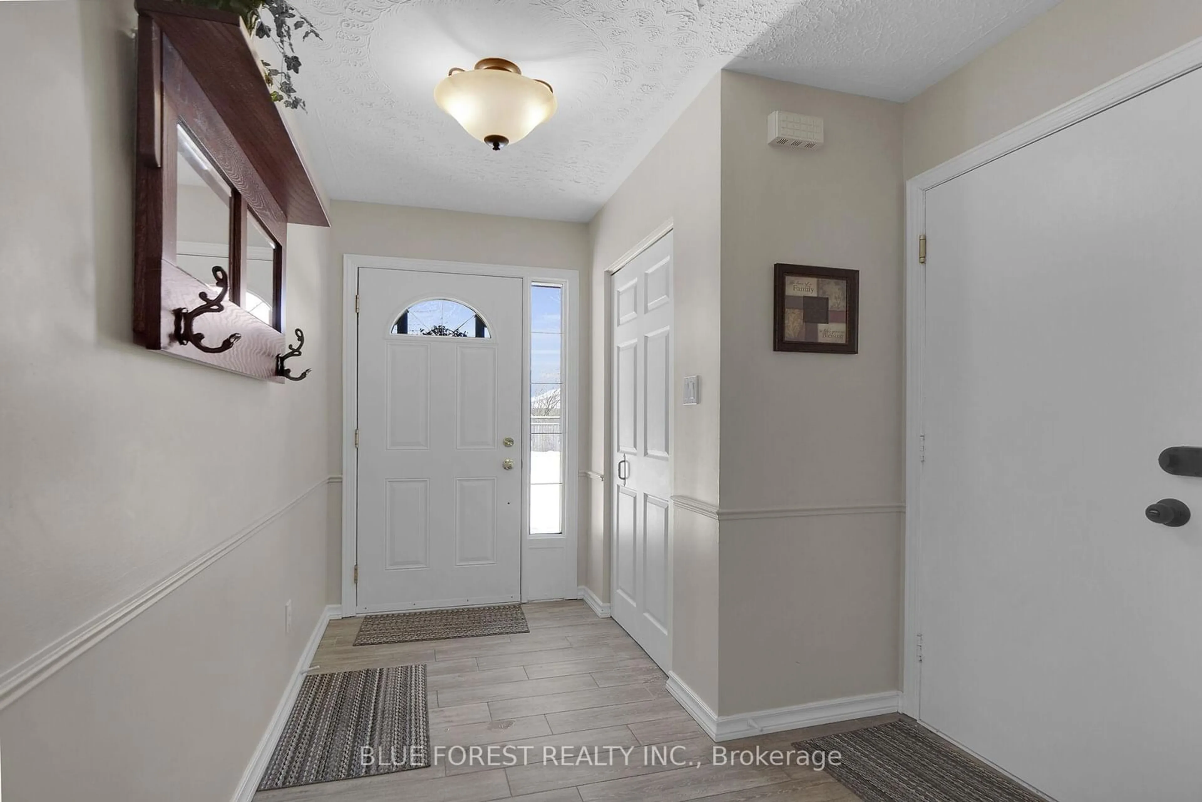 Indoor entryway for 6 Hillhead Rd, London Ontario N6E 2P8