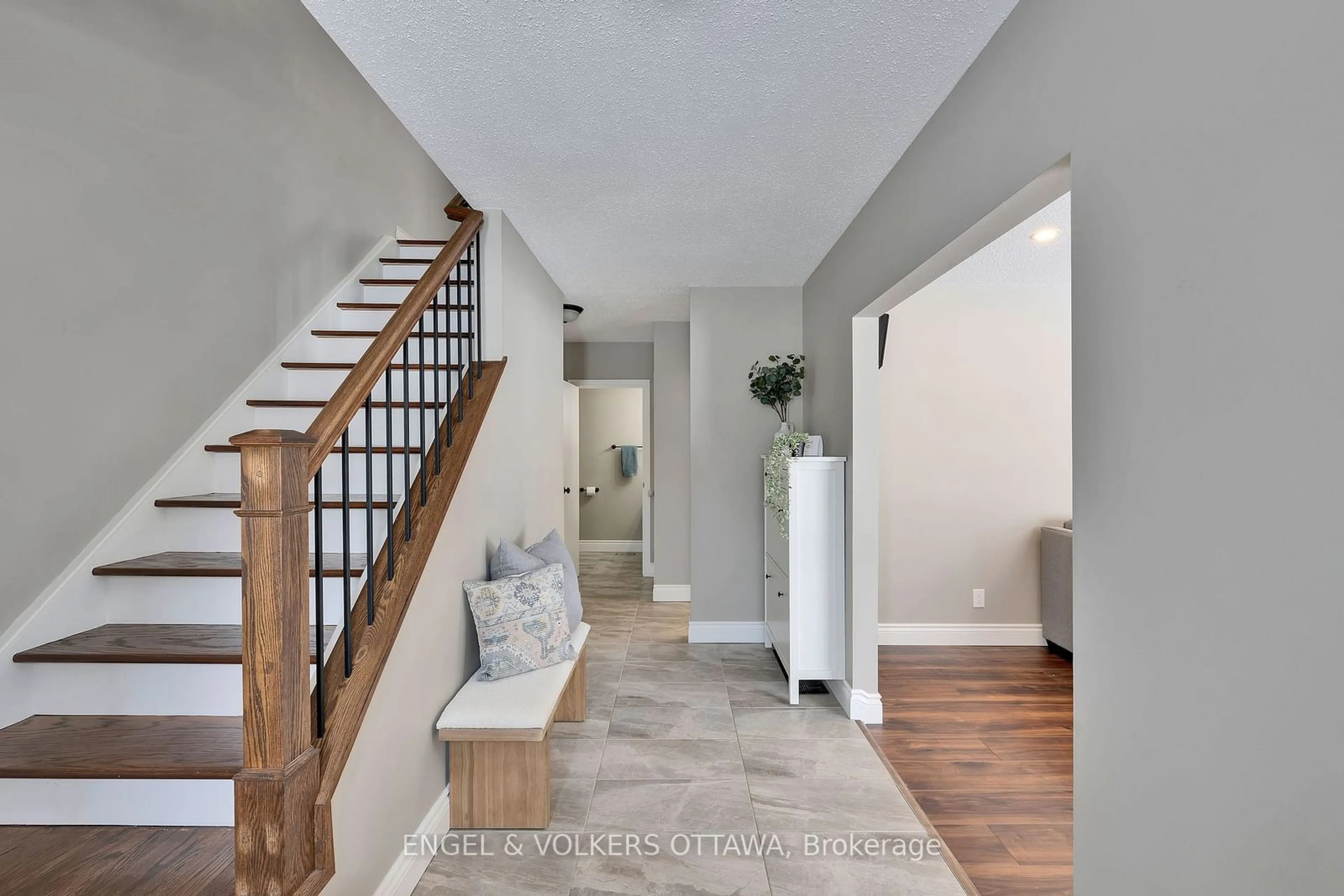 Indoor entryway for 129 Abbeyhill Dr, Kanata Ontario K2L 1H4