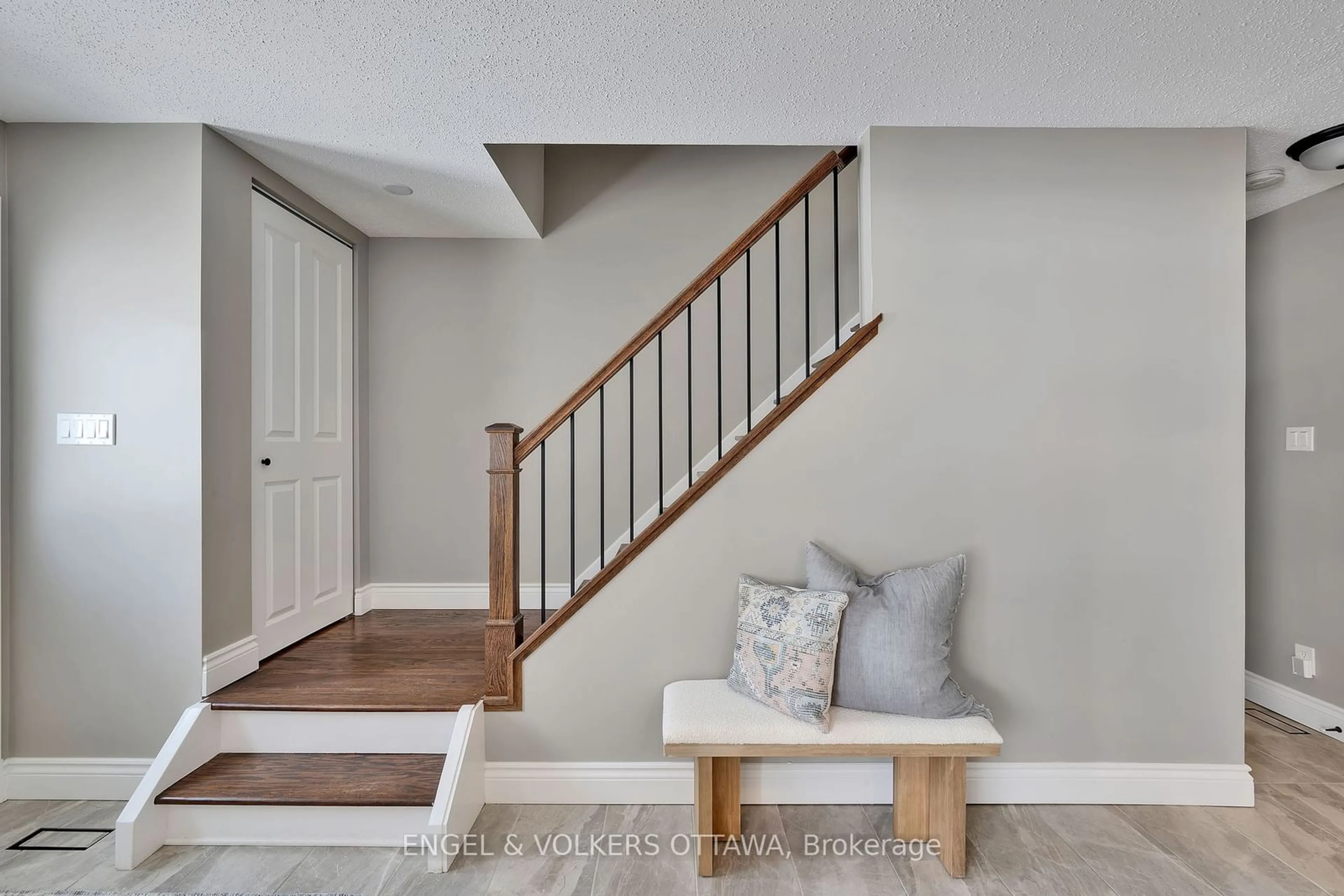 Indoor entryway for 129 Abbeyhill Dr, Kanata Ontario K2L 1H4