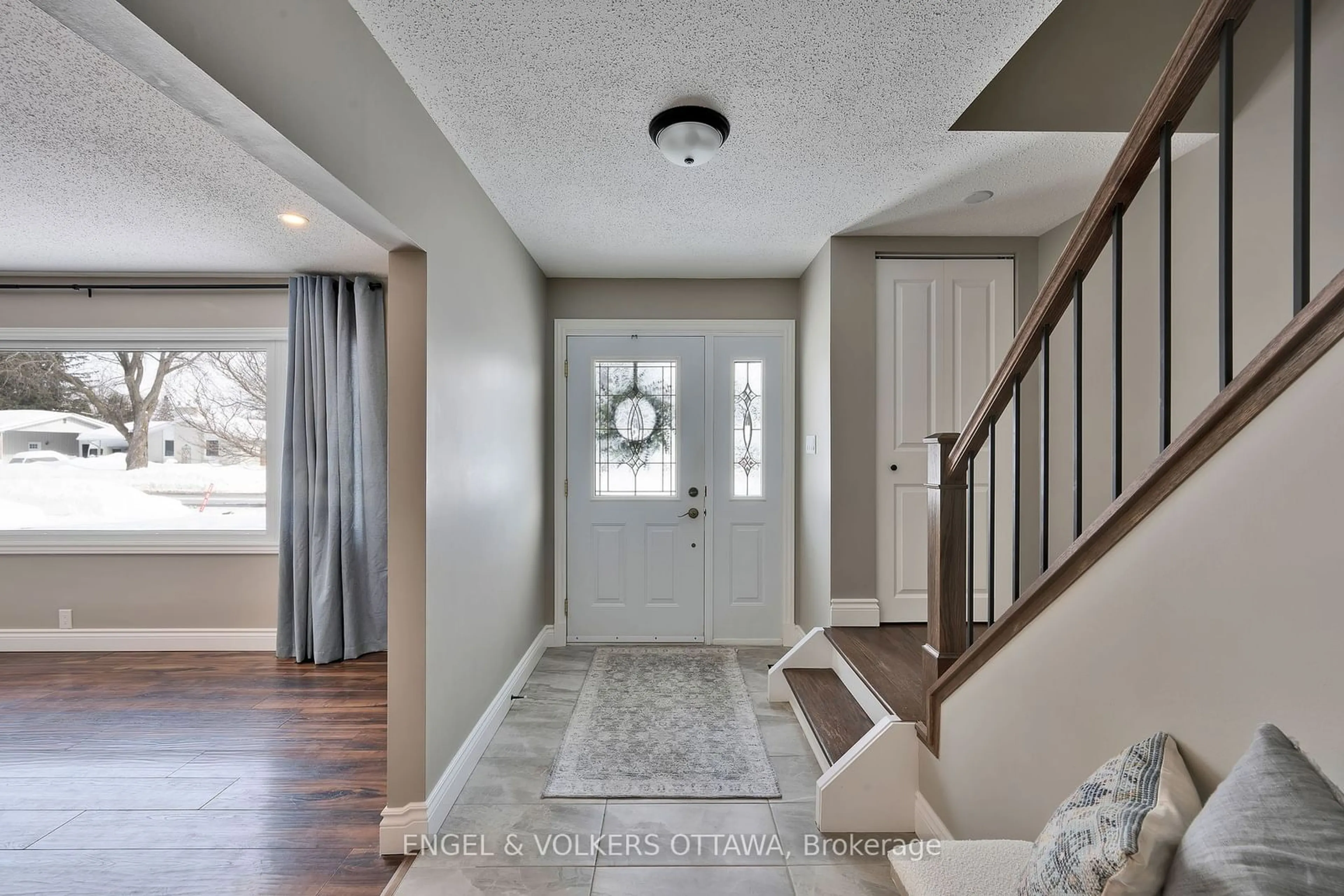 Indoor entryway for 129 Abbeyhill Dr, Kanata Ontario K2L 1H4