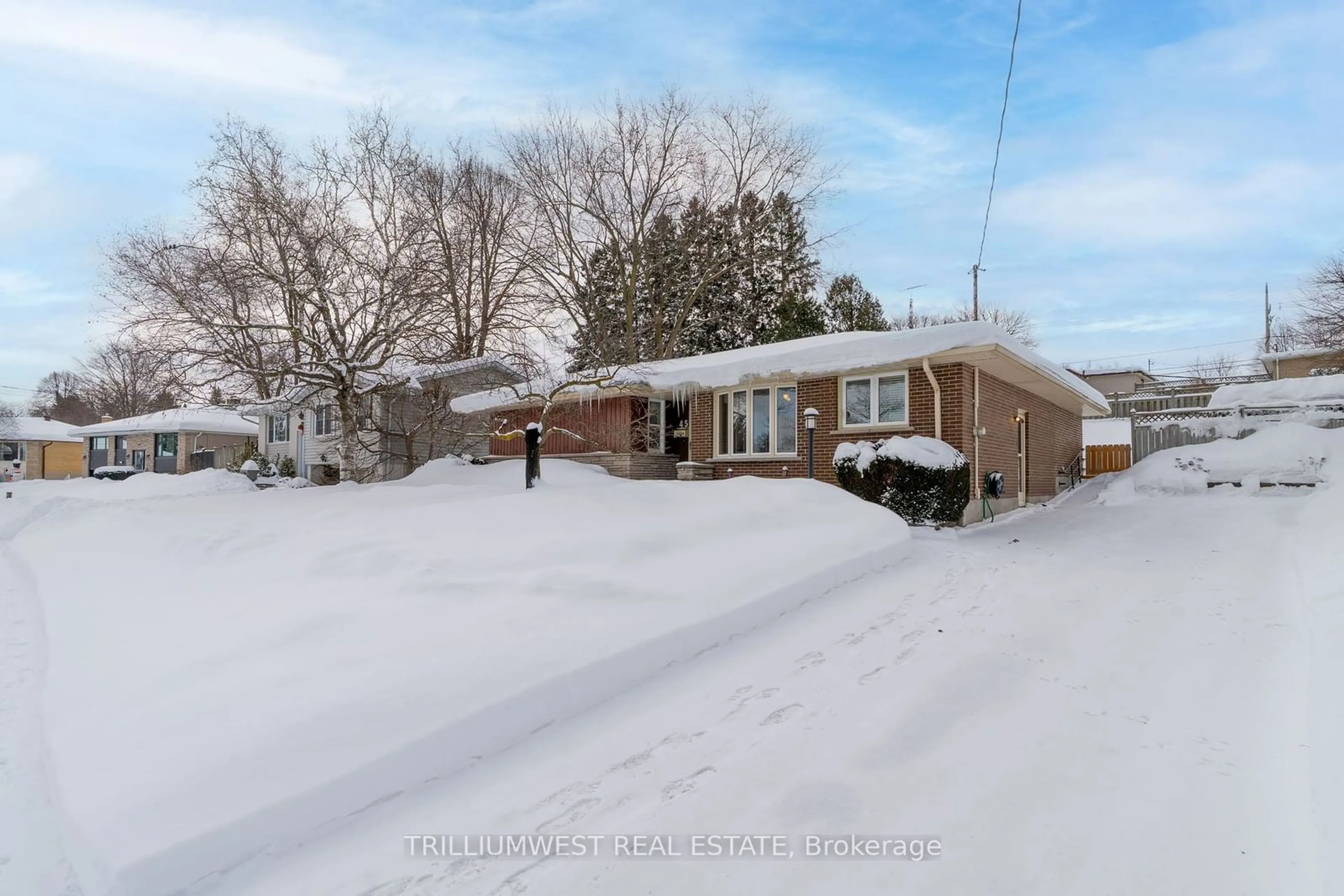 A pic from outside/outdoor area/front of a property/back of a property/a pic from drone, street for 45 Larkspur Cres, Kitchener Ontario N2M 4W8