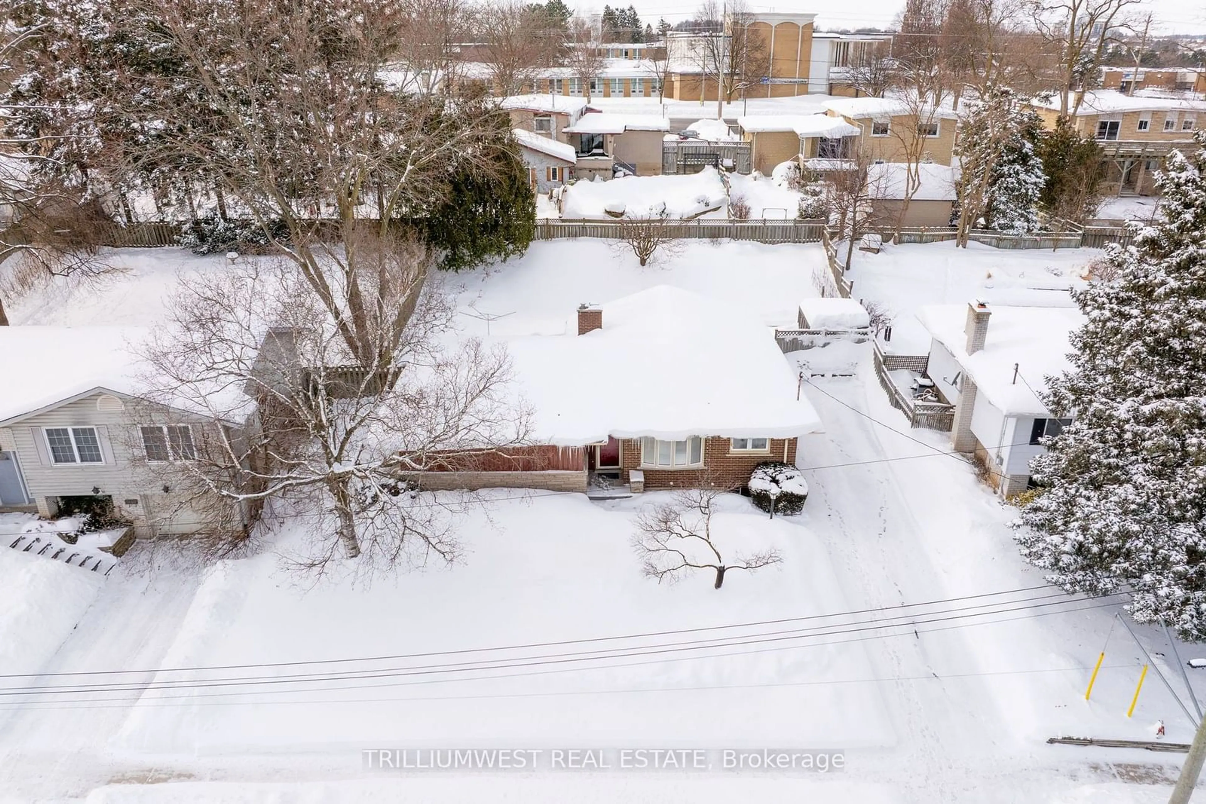 A pic from outside/outdoor area/front of a property/back of a property/a pic from drone, street for 45 Larkspur Cres, Kitchener Ontario N2M 4W8